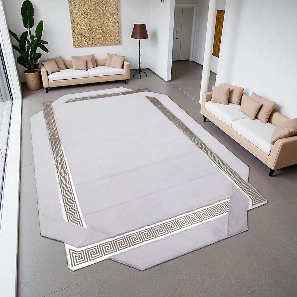 Gri Altın Bordürlü Geometrik Kenarlı Peluş Halı – Modern Tasarımlı, Yumuşak Dokulu, Kaymaz Tabanlı Salon Halısı