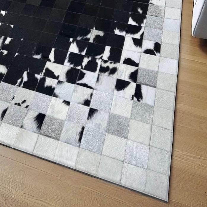 Siyah Beyaz Doğal Dana Derisi Patchwork Halı – El Dokuma Hakiki Deri Kaymaz Şık Salon Halısı