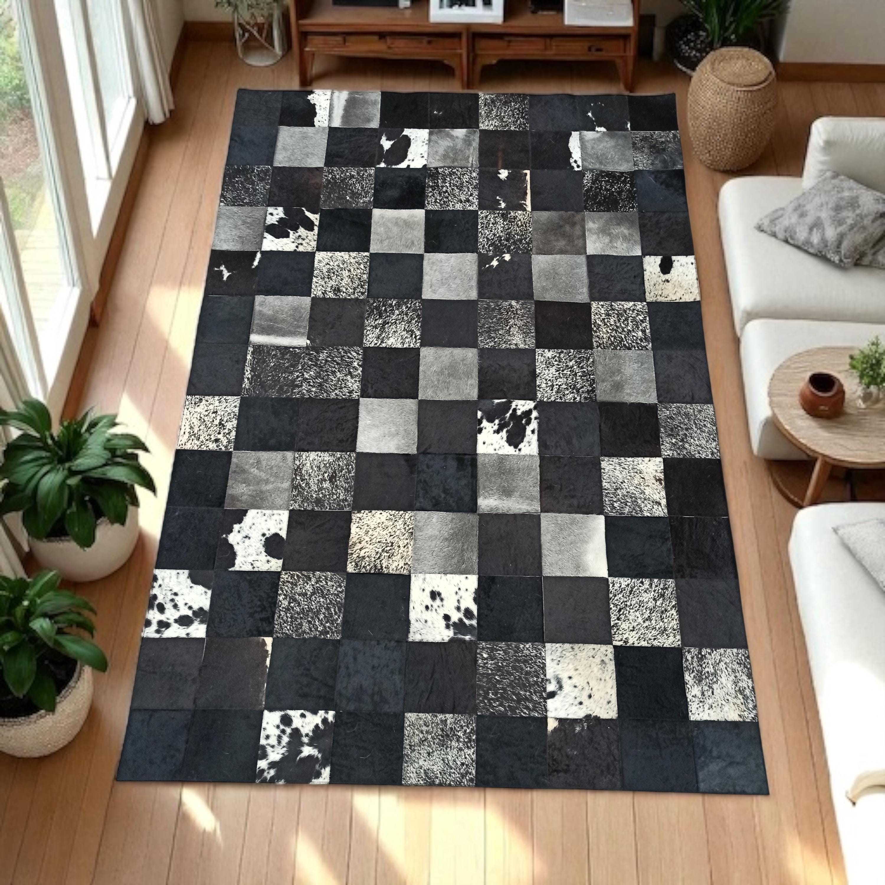 El Yapımı Siyah Beyaz Patchwork Halı – Doğal Dana Derisi Şık Yatak Odası Halısı