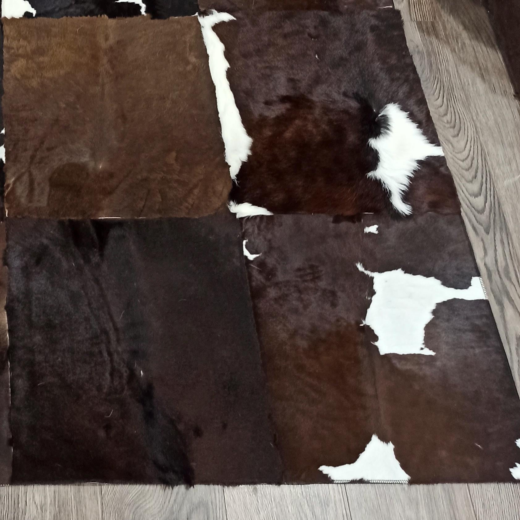 Koyu Kahverengi ve Beyaz Dana Derisi Patchwork Halı – Doğal ve El Yapımı Şık Halı