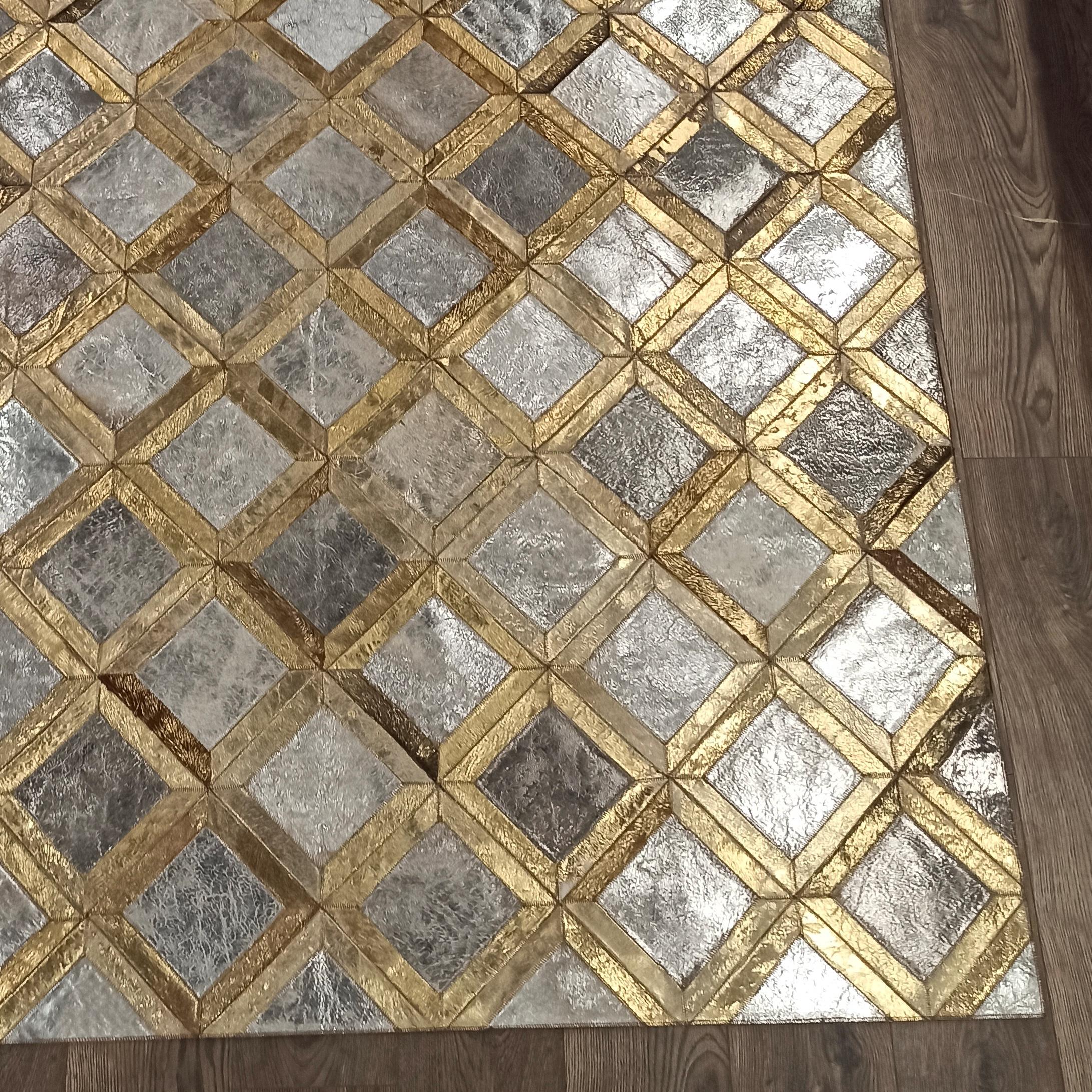 Parlak Patchwork Halı – Altın Gümüş Detaylı El Yapımı Doğal Dana Derisi Halı