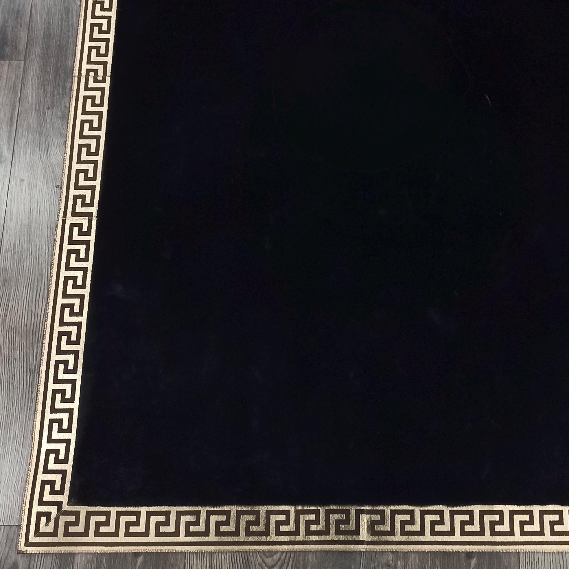 Altın Bordürlü Siyah Peluş Halı – El Yapımı Dekoratif ve Şık Salon Halısı