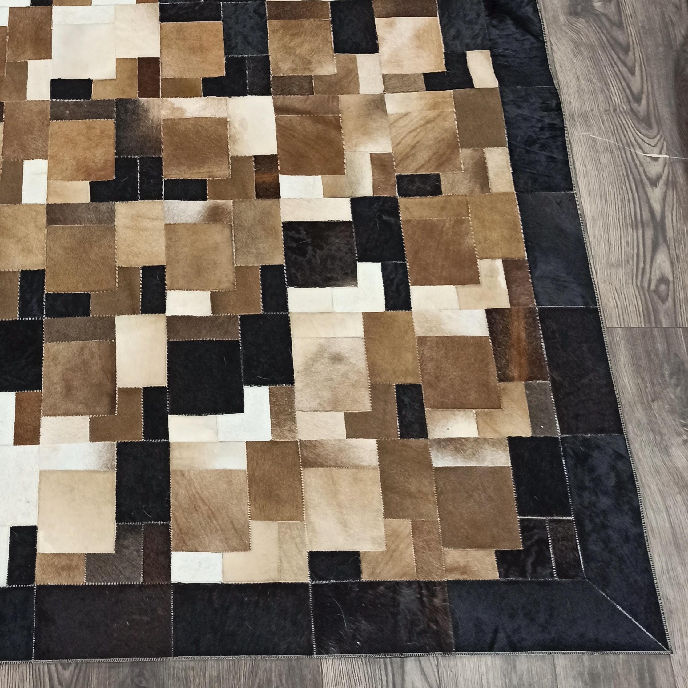 Doğal Dana Derisi Patchwork Halı – Kahverengi Siyah Beyaz Renkli El Yapımı Büyük Halı
