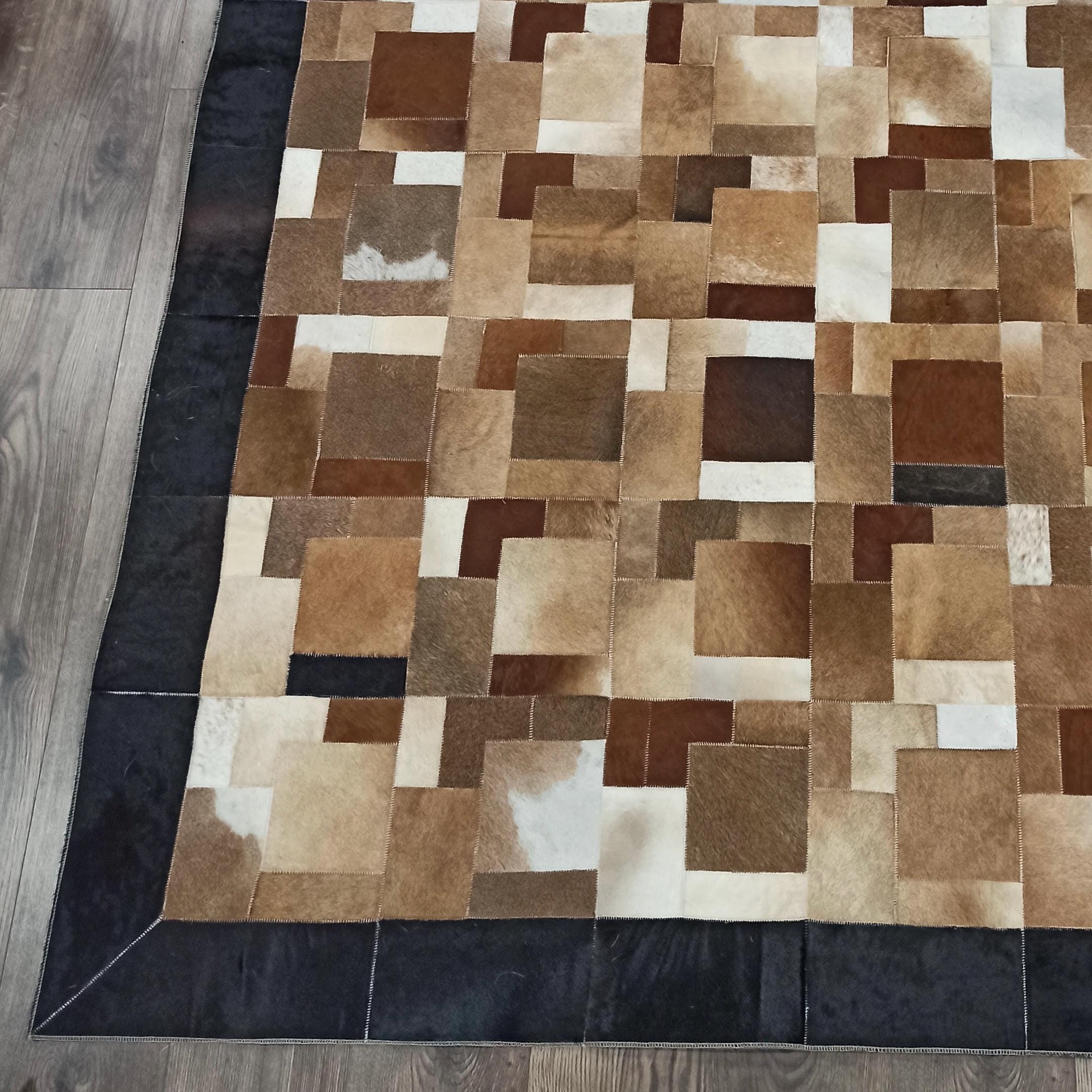 Siyah Şeritli Kahverengi Dana Derisi Patchwork Halı – El Yapımı Şık Salon Halısı