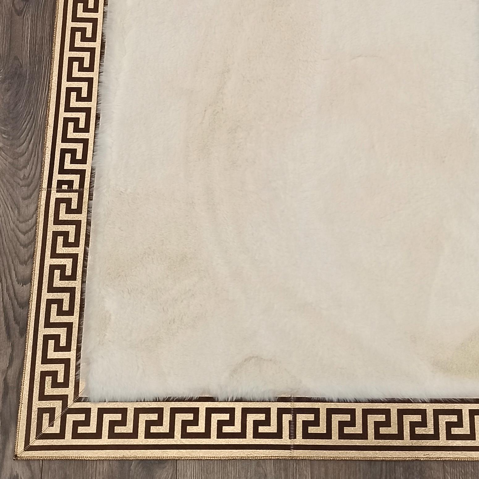 Altın Bordürlü Beyaz Peluş Halı – El Yapımı Yumuşak ve Şık Salon Halısı