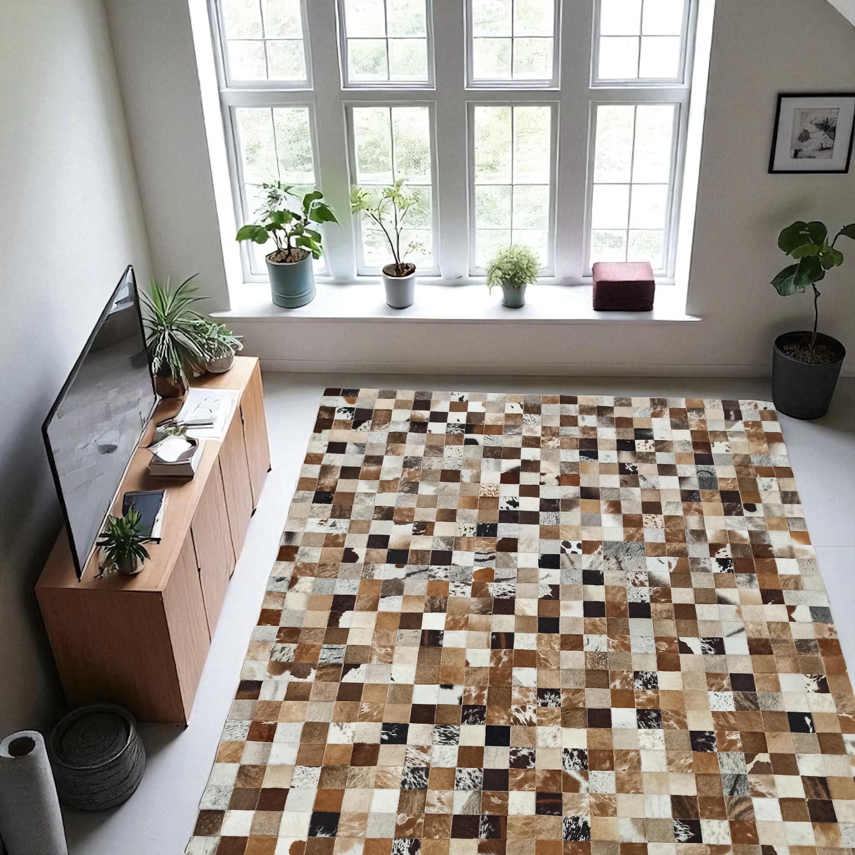 Küçük Kareli Dana Derisi Patchwork Halı – Kahve Tonlarında El Yapımı Şık Salon Halısı