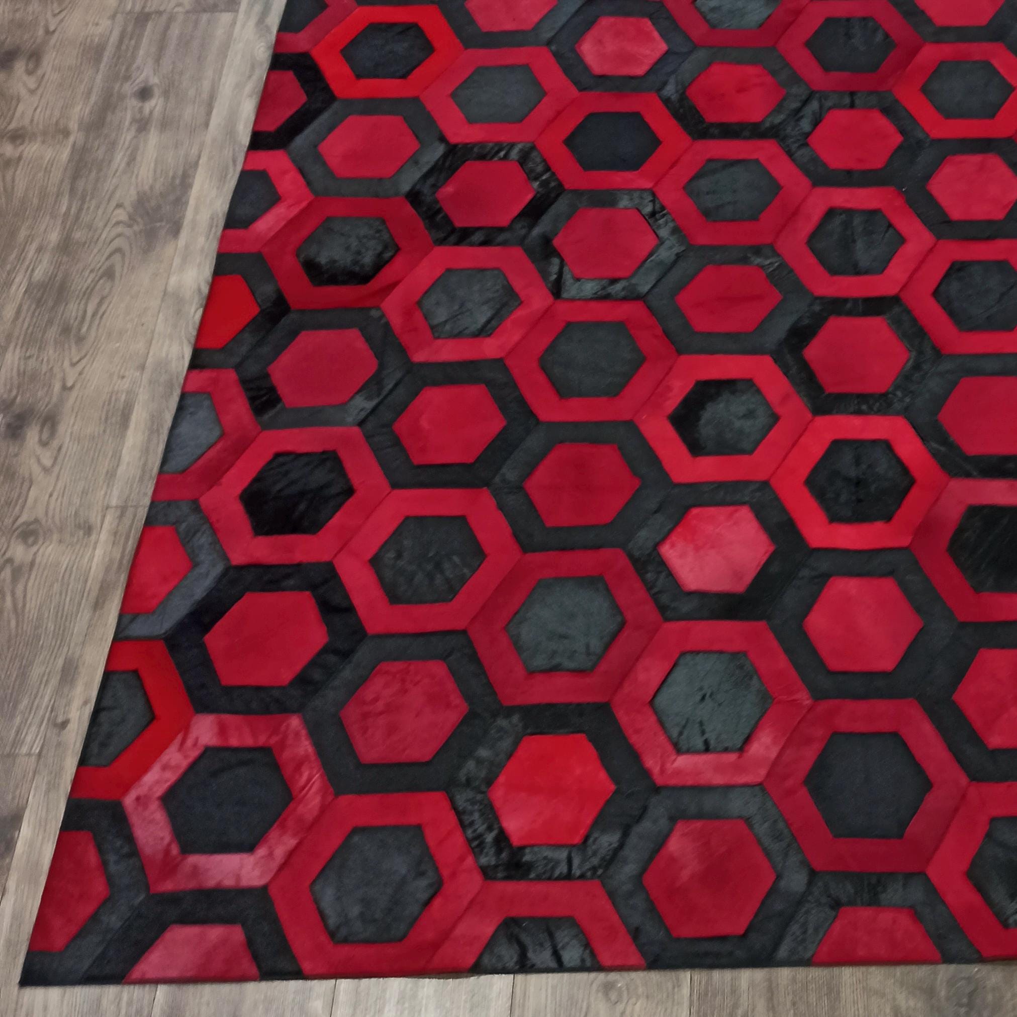 Kırmızı Siyah Dana Derisi Patchwork Halı – Altıgen Desenli El Yapımı Şık Salon Halısı