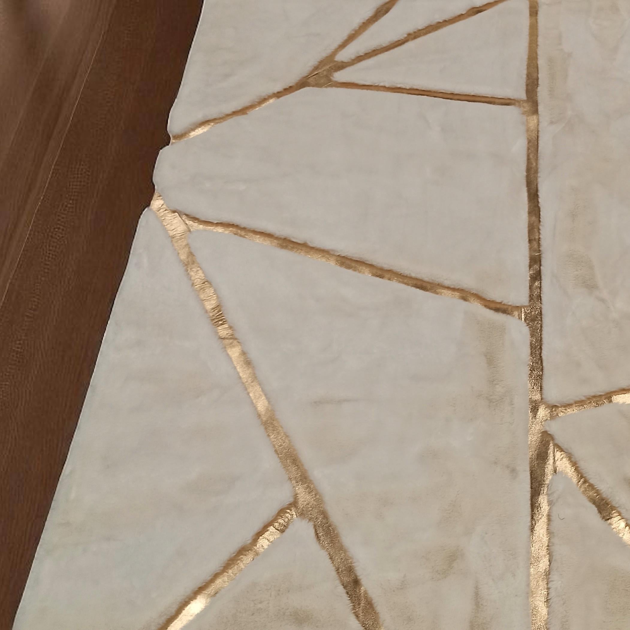 Altın Detaylı Beyaz Yumuşak Peluş Halı - Şık Salon Halısı