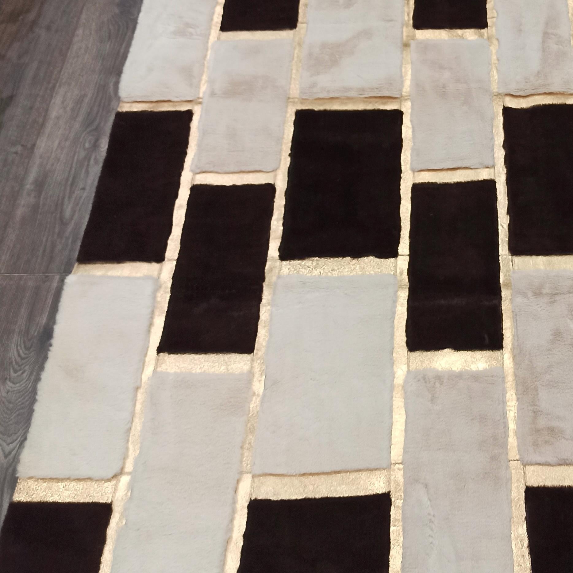 Altın Detaylı Modern Siyah ve Krem Desenli Peluş Halı - Şık Salon Halısı