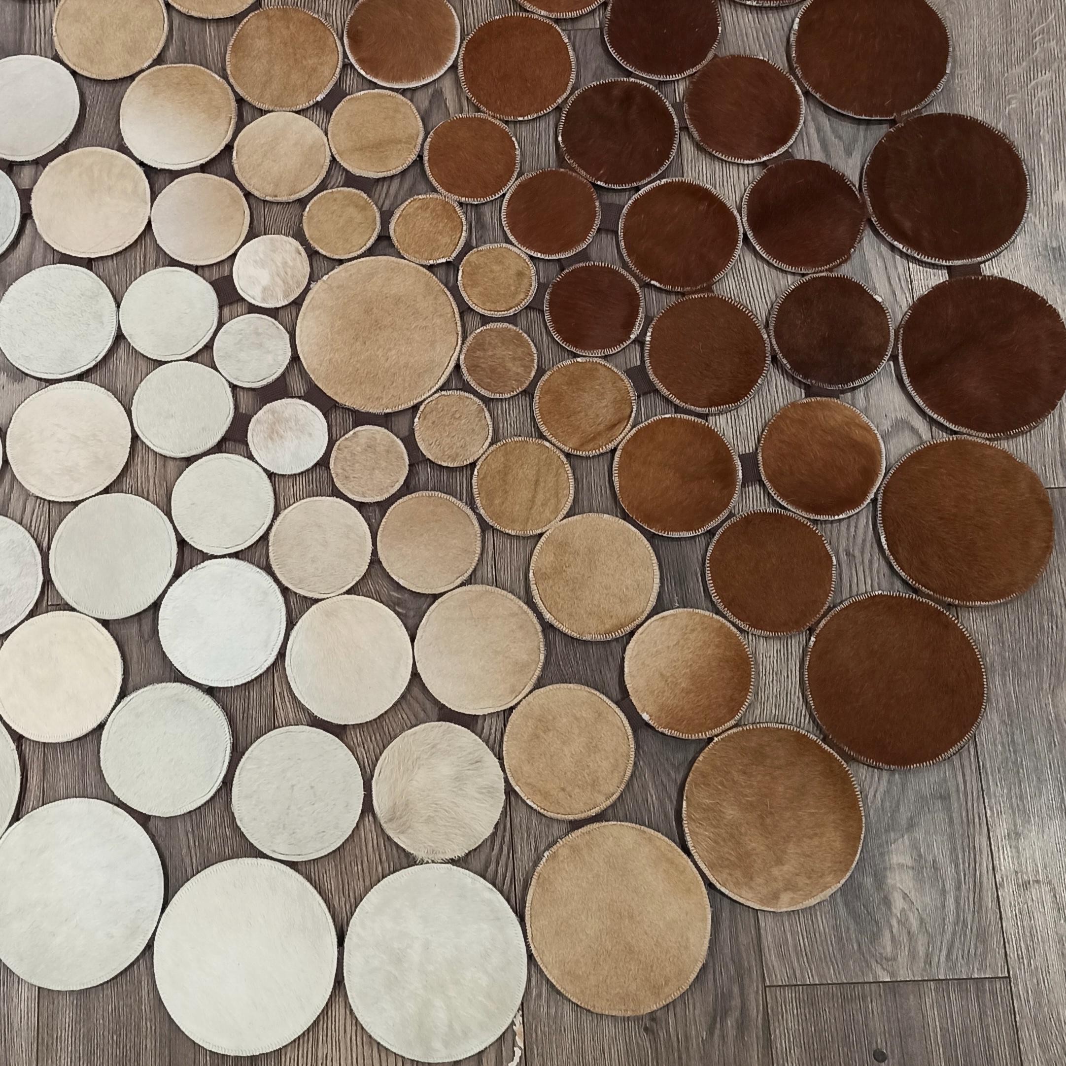 Kahverengi Beyaz Puantiyeli Yuvarlak Dana Derisi Halı