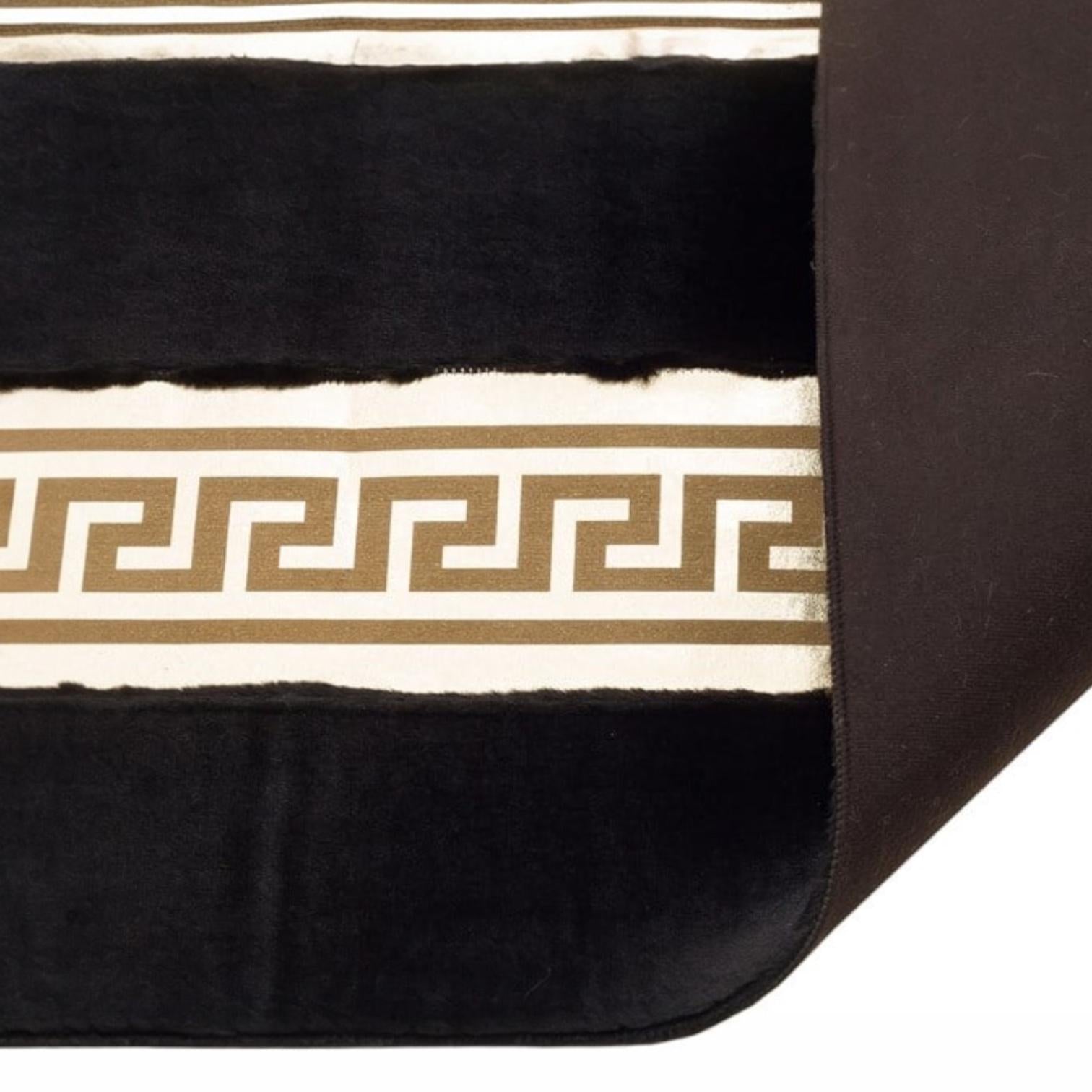 Altın Bordürlü Şık Siyah Peluş Halı - Kaymaz Yumuşak Salon Halısı