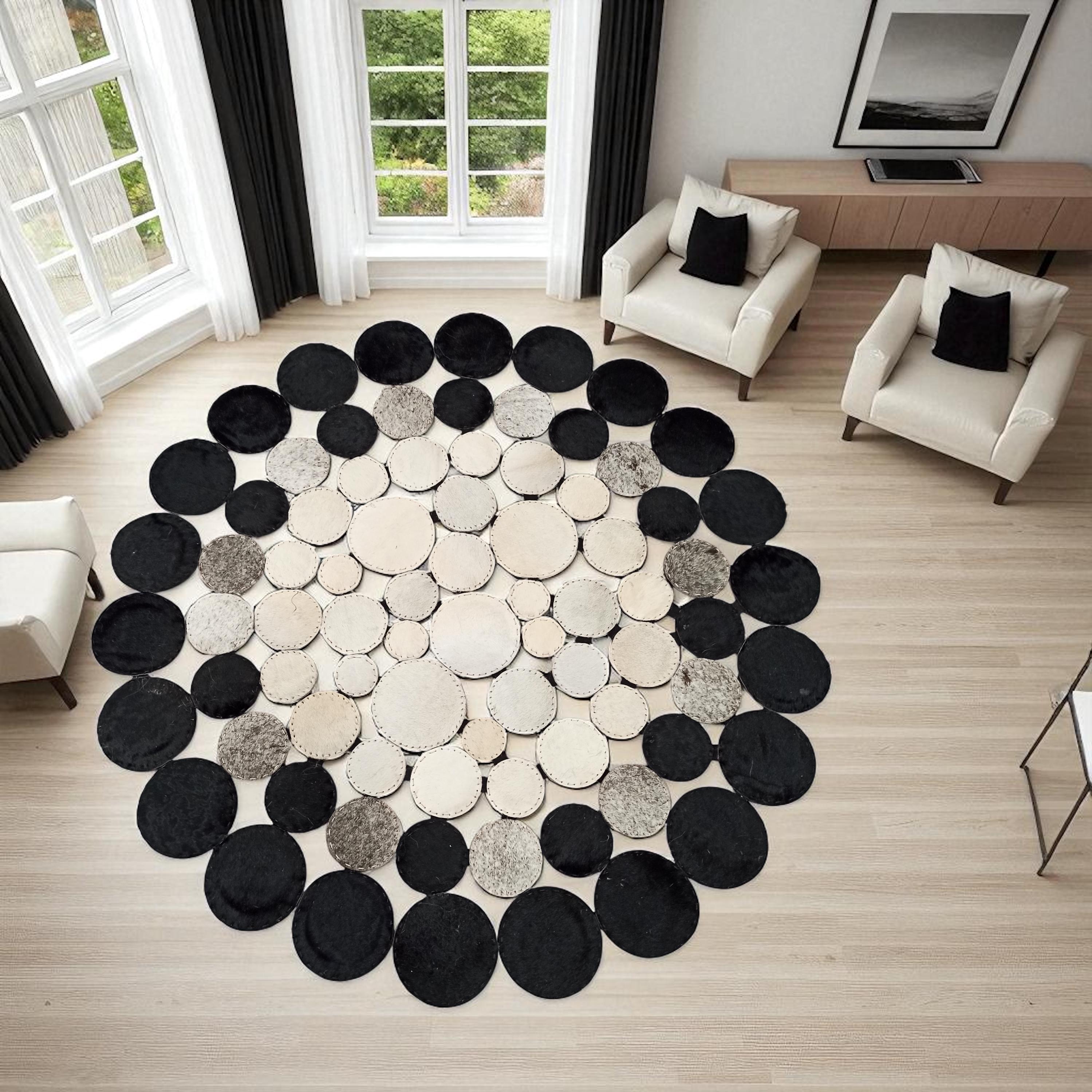 Siyah ve Beyaz Puantiyeli Yuvarlak Dana Derisi Halı