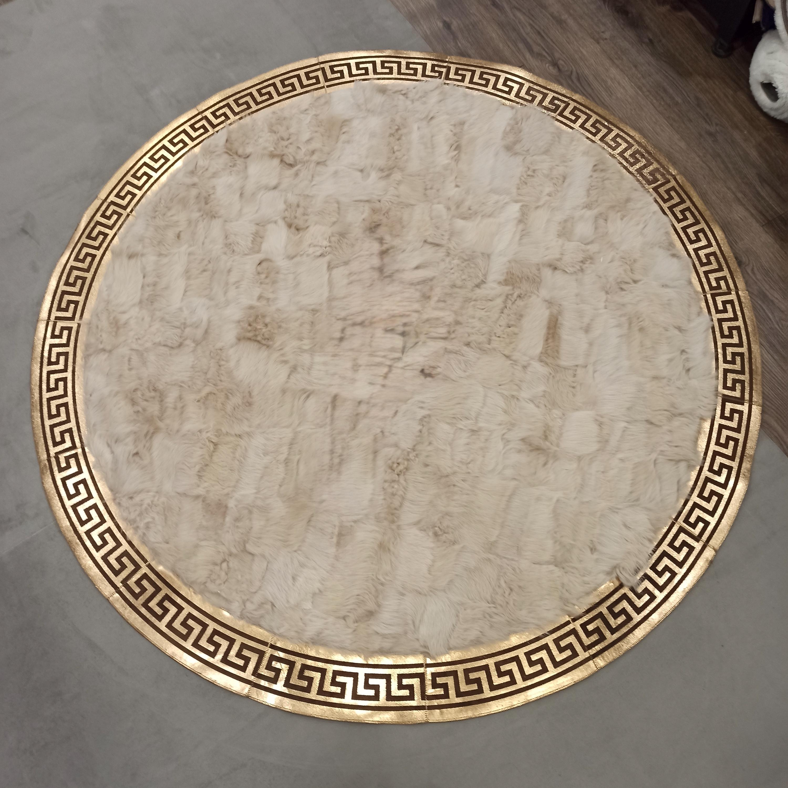 Altın Bordürlü Yuvarlak Beyaz Toskana Kürkü Halı - Şık ve Lüks Salon Halısı