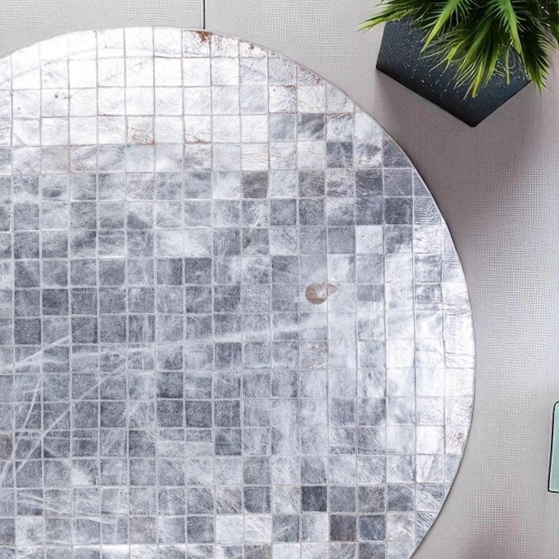 Gümüş ve Gri Yuvarlak Dana Derisi Halı