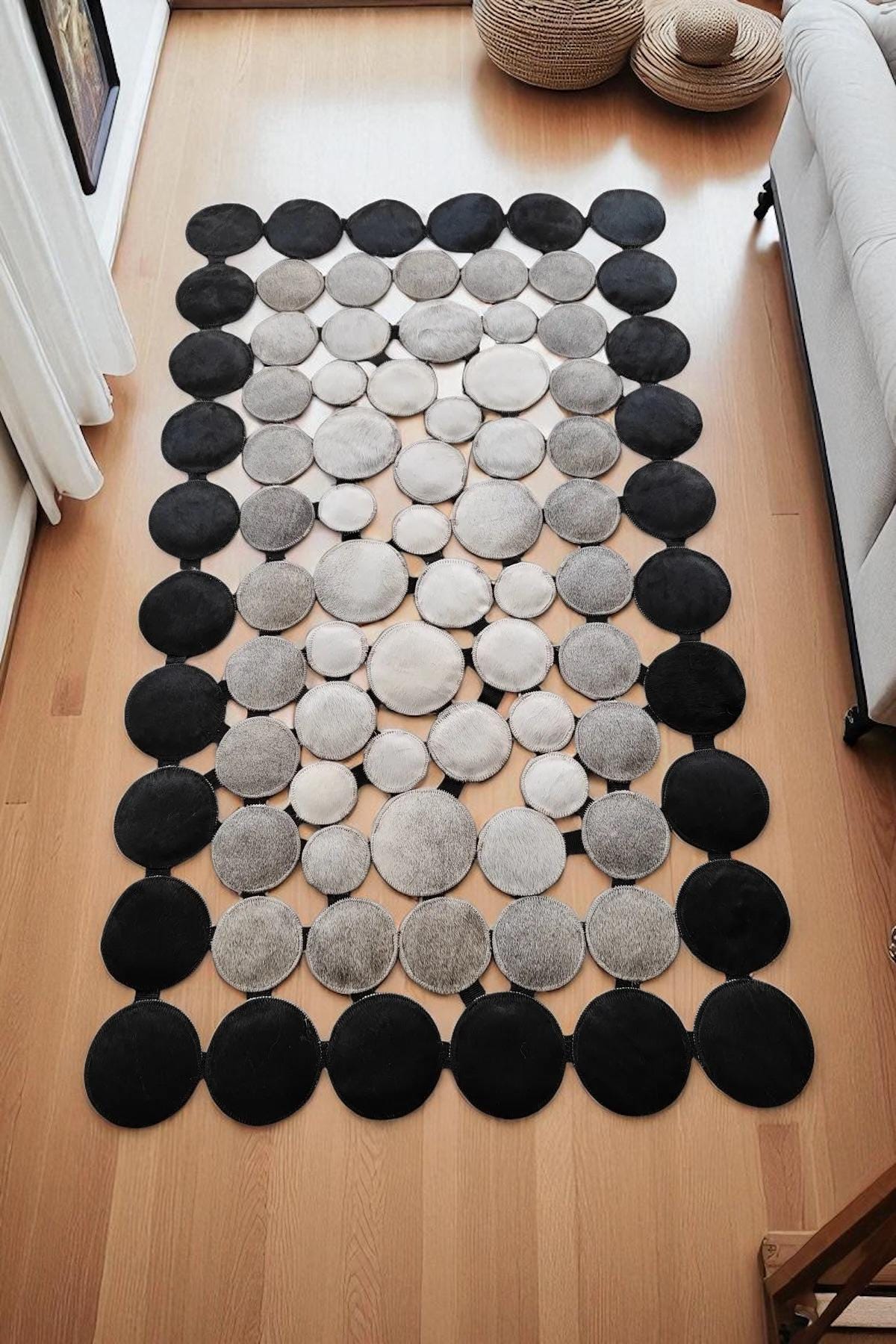 Siyah Gri Daire Desenli Dana Derisi Halı - Yolluk Halı