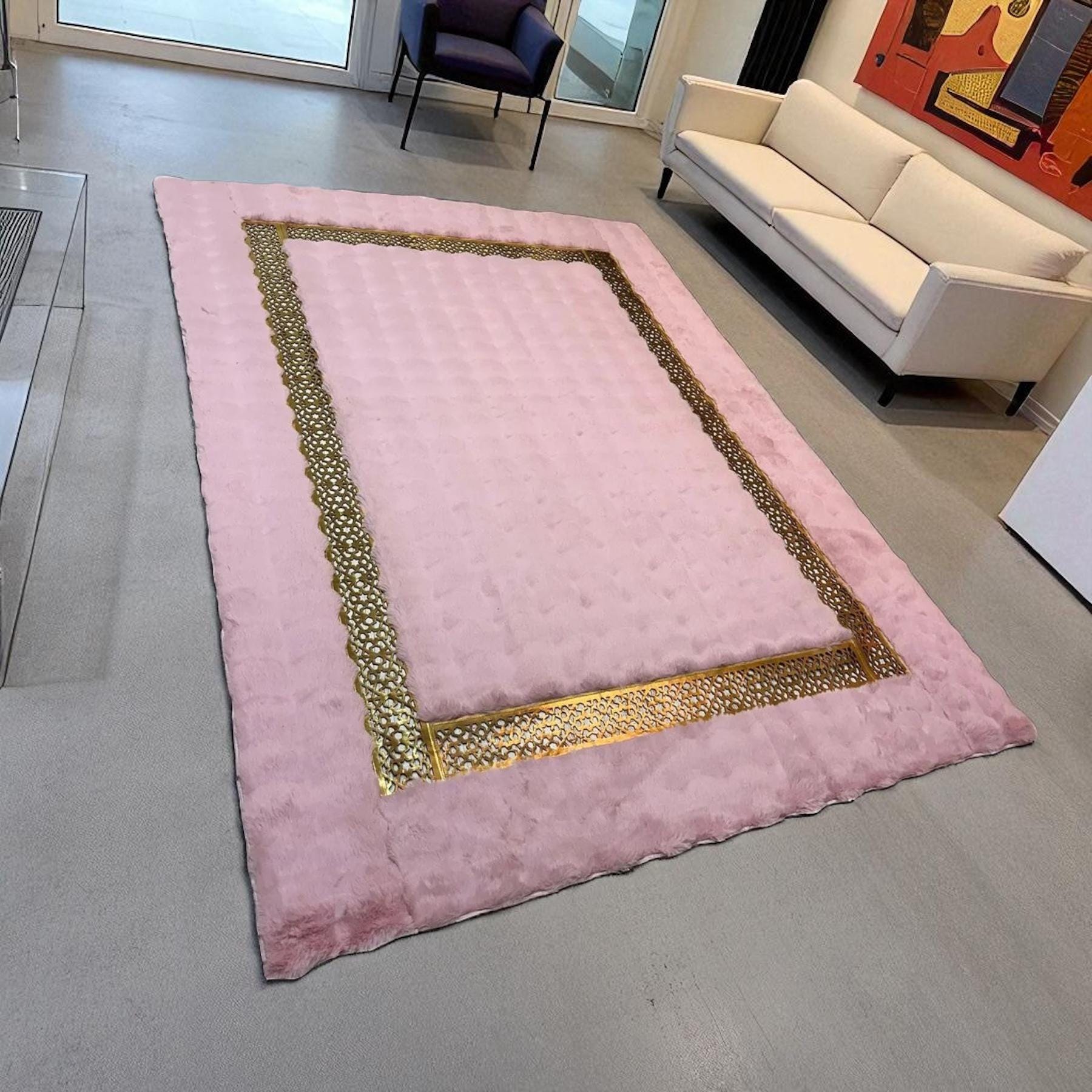Pembe Peluş Halı - Altın Şeritli Yumuşak Halı
