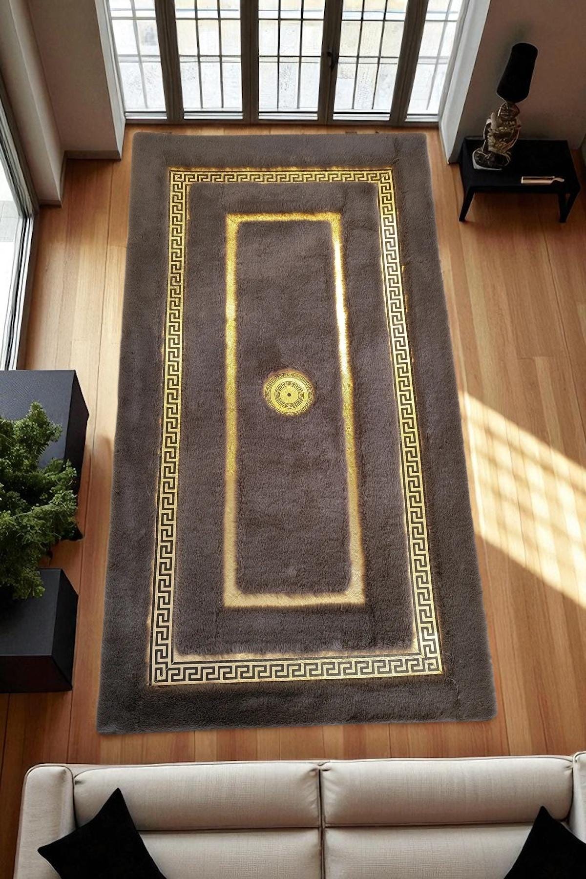 Altın Bordürlü Koyu Gri Peluş Halı – El Yapımı Modern ve Şık Salon Halısı