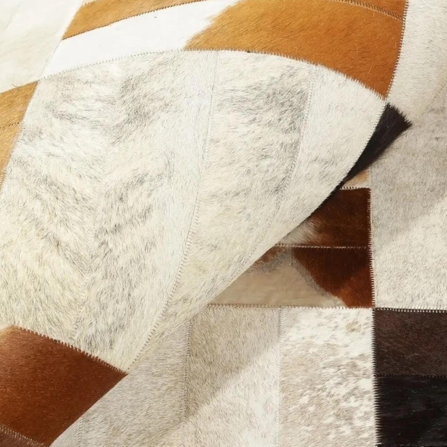 Krem Kahve Renkli Dana Derisi Halı – El Yapımı Patchwork Şık Yatak Odası Halısı