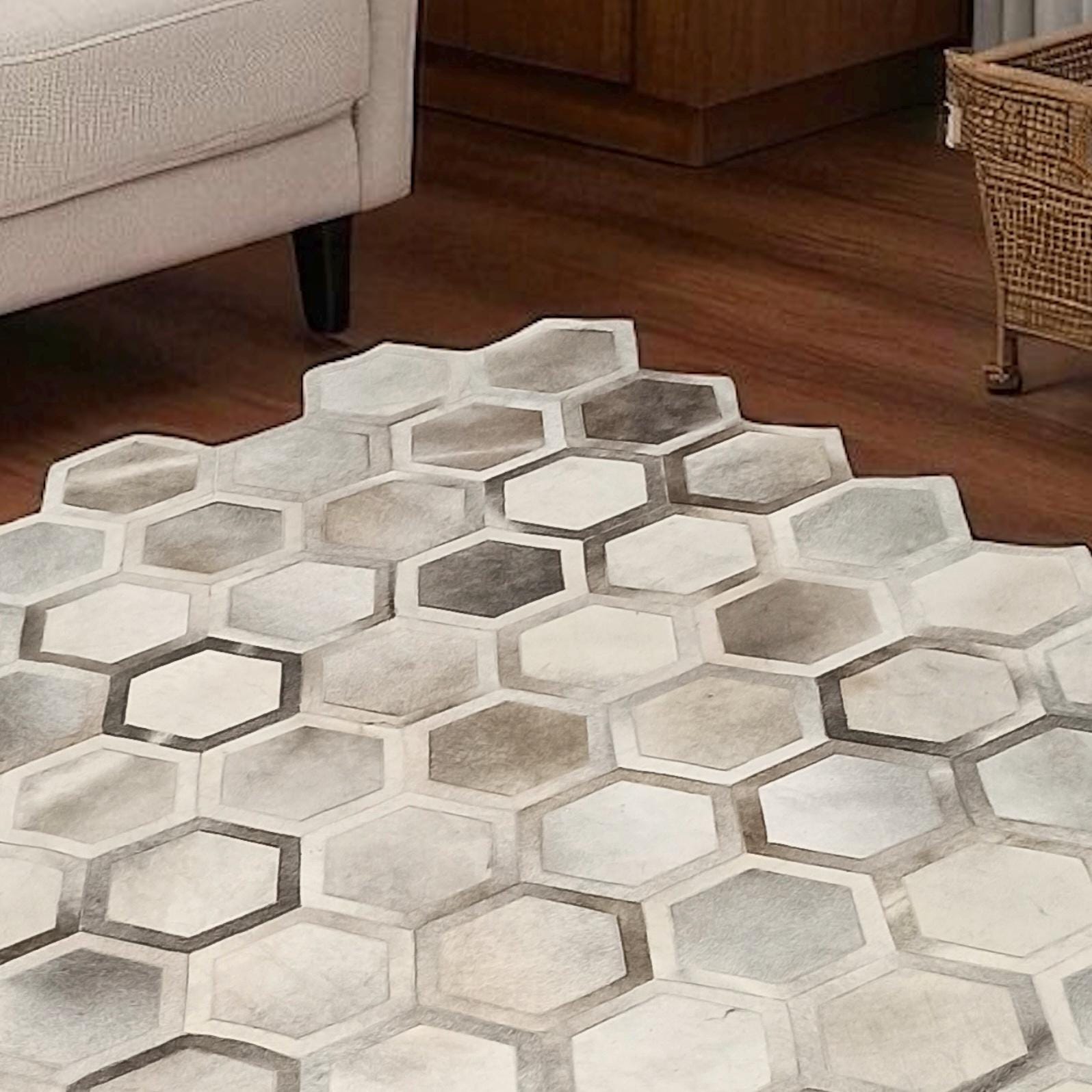 Doğal Gri Bej Dana Derisi Patchwork Halı – El Yapımı Hakiki Deri Şık ve Dekoratif Salon Halısı