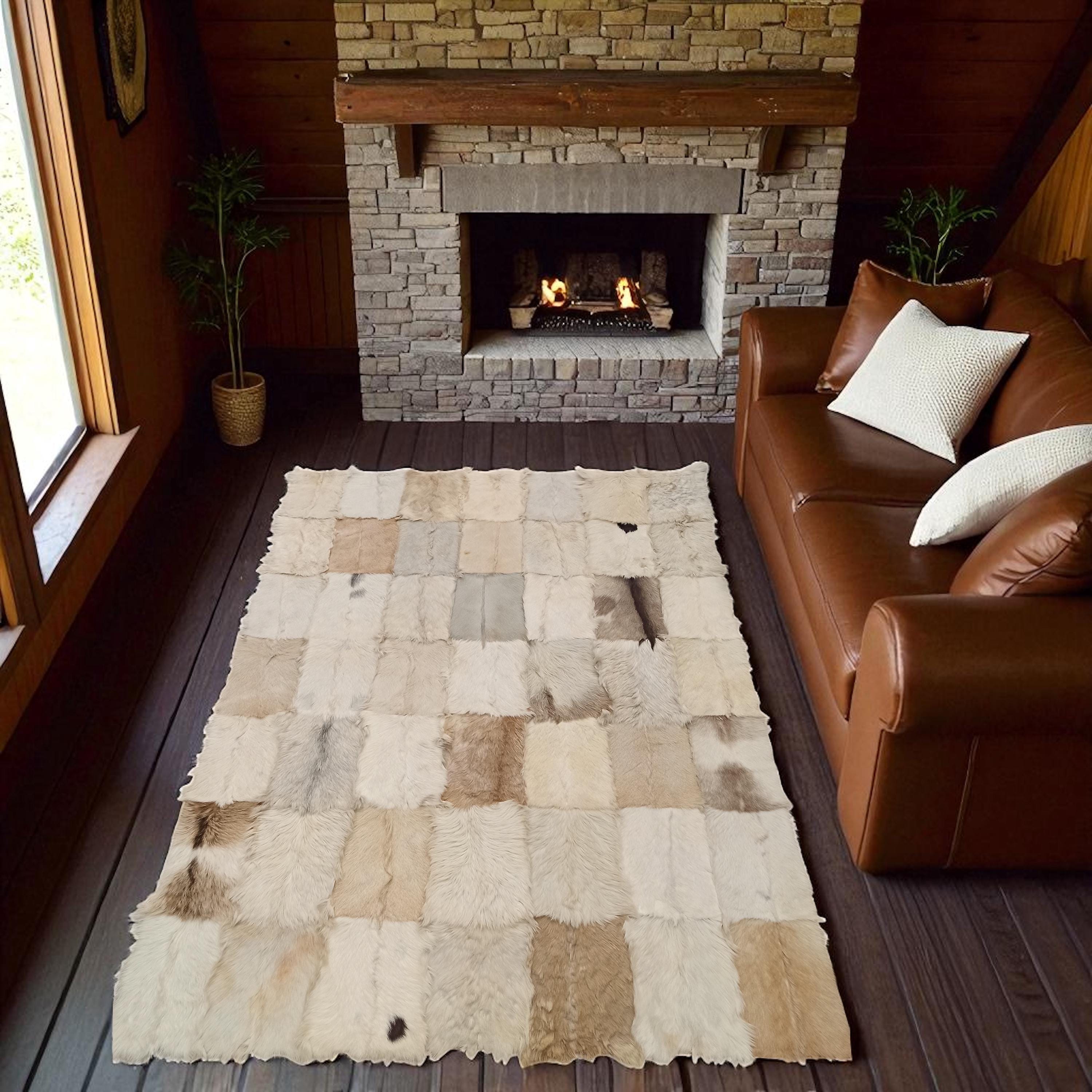 Açık Renk Patchwork Oğlak Derisi Halı – El Yapımı Doğal Deri Halı, Beyaz ve Krem Tonlarında Lüks Dekoratif Halı