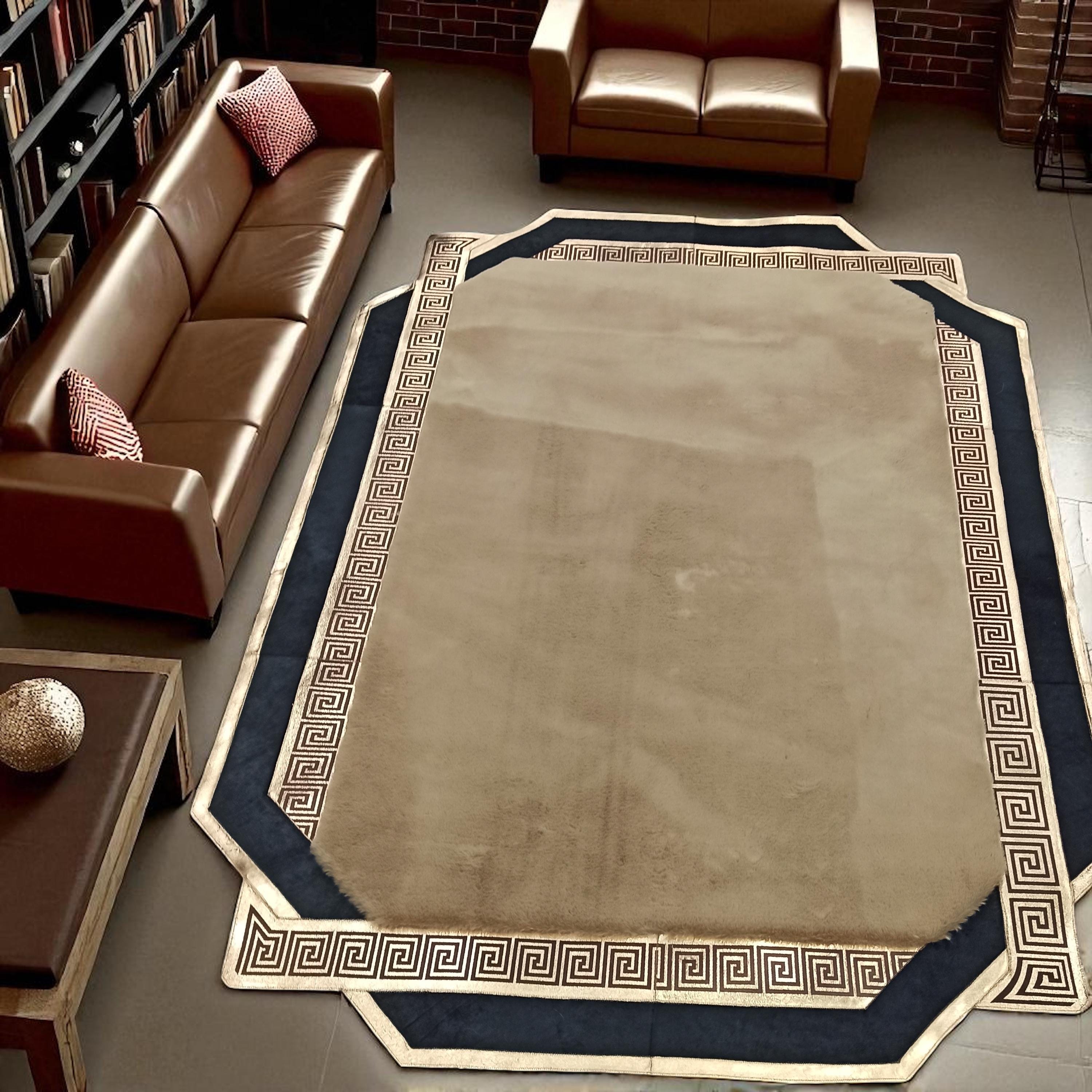 Altın ve Siyah Bordürlü Açık Kahverengi Peluş Halı – El Yapımı Şık ve Yumuşak Salon Halısı