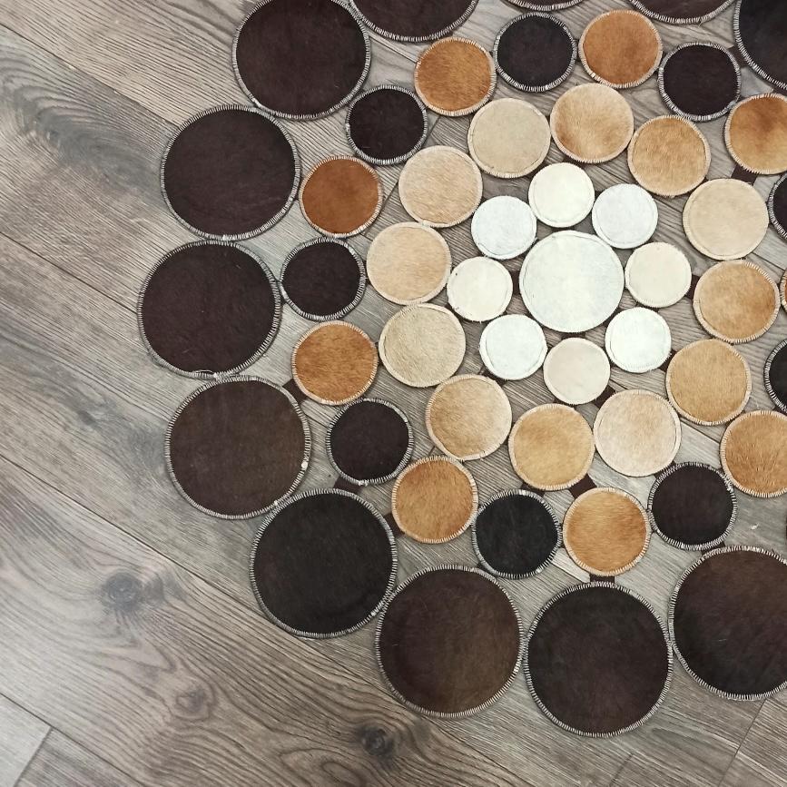 Puantiyeli Çok Renkli Yuvarlak Dana Derisi Halı