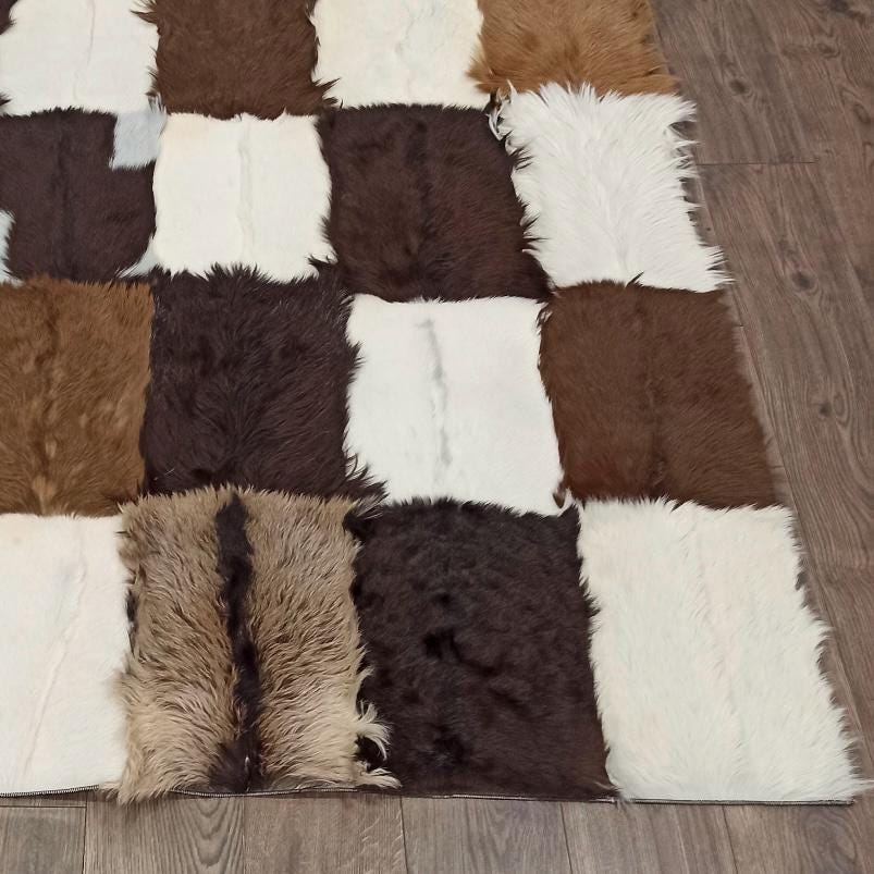 Kare Patchwork Oğlak Derisi Halı – El Yapımı Doğal Deri Halı, Kahverengi ve Beyaz Tonlarında Lüks Dekoratif Halı