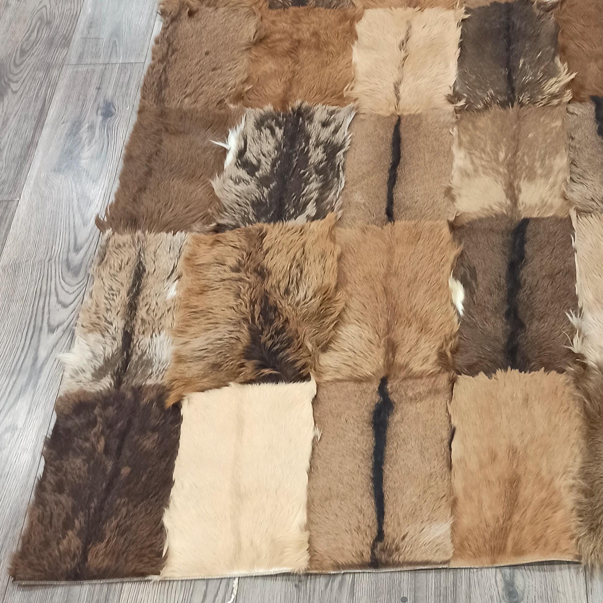 Kahverengi Patchwork Oğlak Derisi Halı – El Yapımı Doğal Deri Halı, Kare Desenli Lüks ve Dekoratif Salon Halısı
