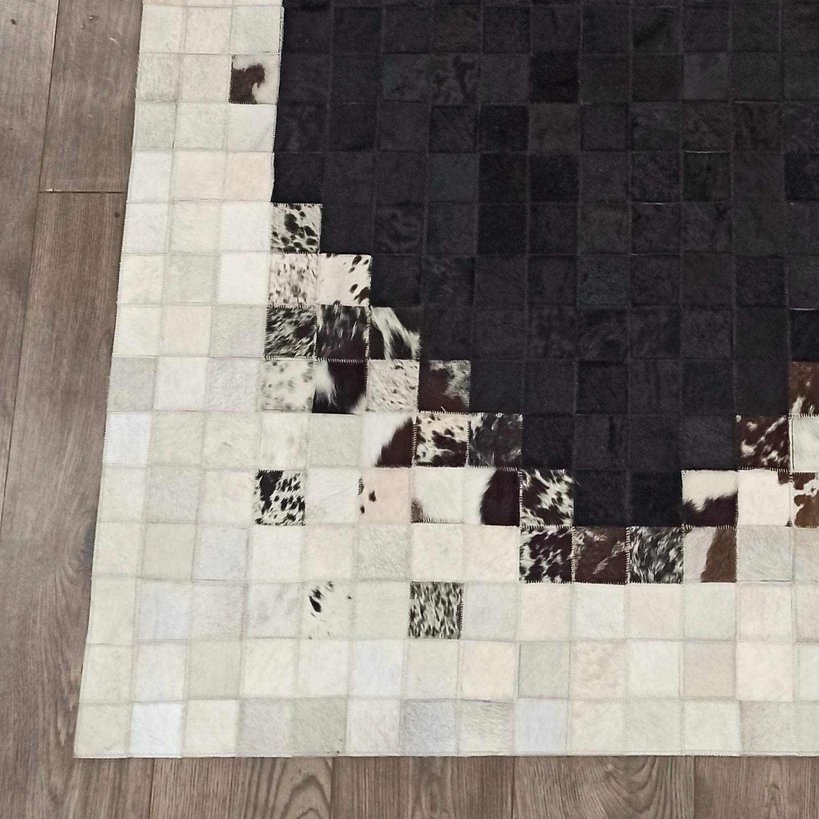 Doğal Dana Derisi Patchwork Halı – Siyah Bej Renkli El Yapımı Modern Ortam Halısı