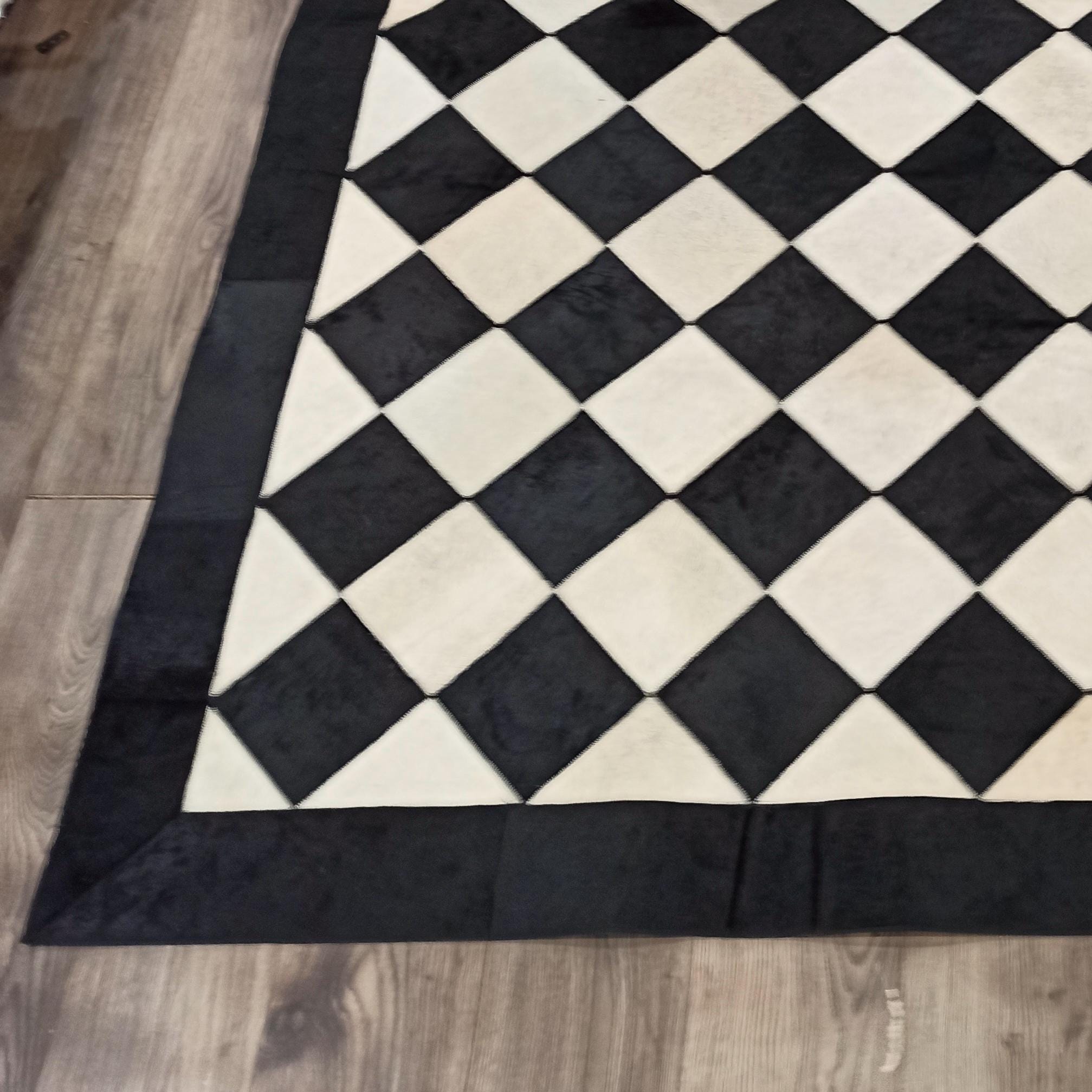 Siyah Beyaz Baklava Desenli Dana Derisi Patchwork Halı – El Yapımı Modern Salon Halısı