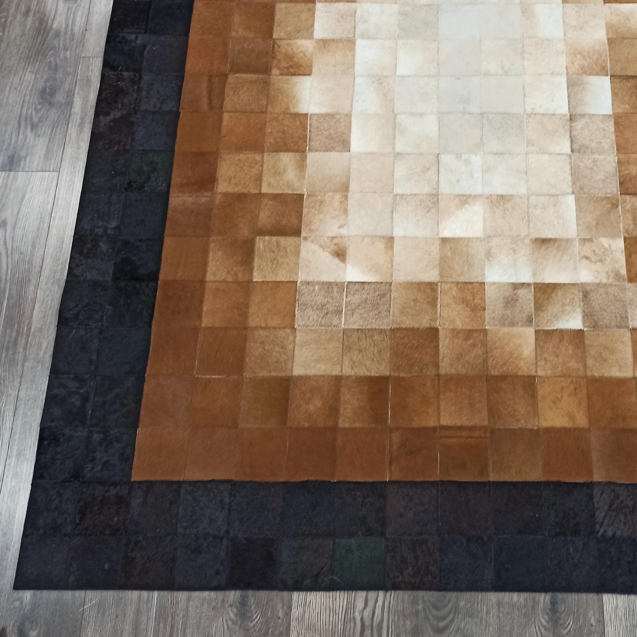 El Yapımı Dana Derisi Patchwork Halı – Kahverengi Tonlarda Doğal Ortam Halısı