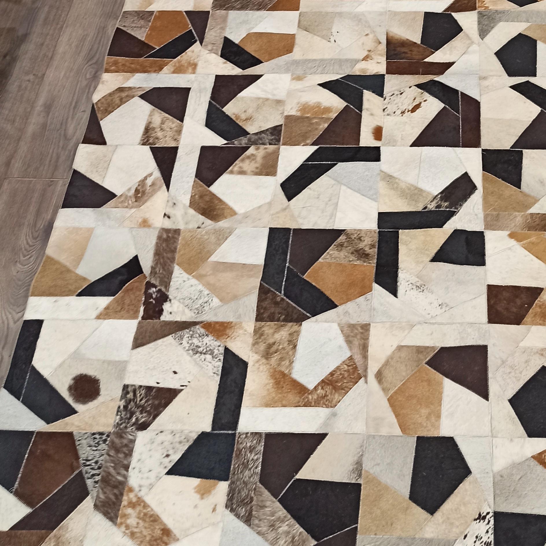 El Yapımı Dana Derisi Patchwork Halı – Modern ve Şık Salon Halısı