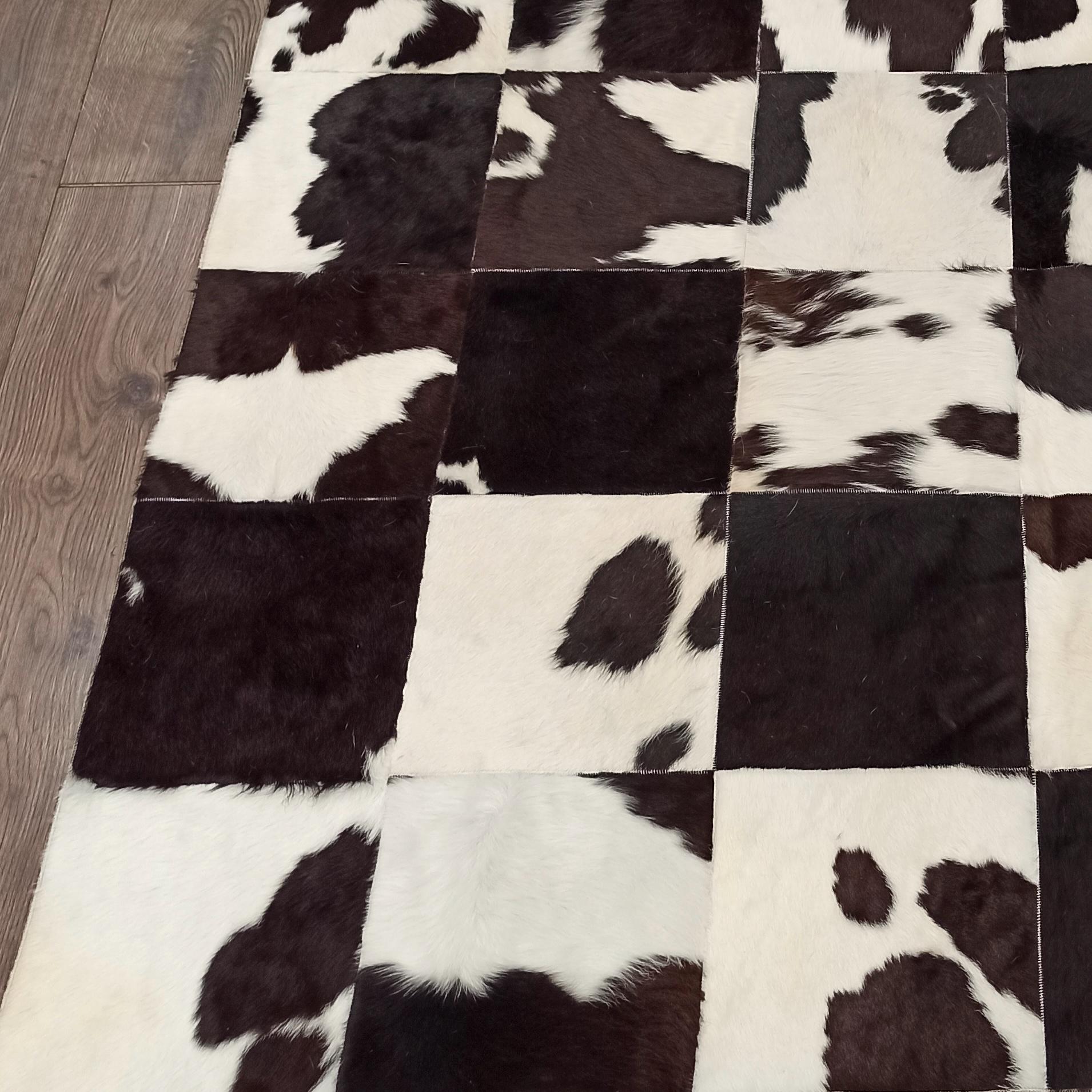 El Yapımı Siyah Beyaz Patchwork Halı – Doğal Dana Derisi Yatak Odası Halısı