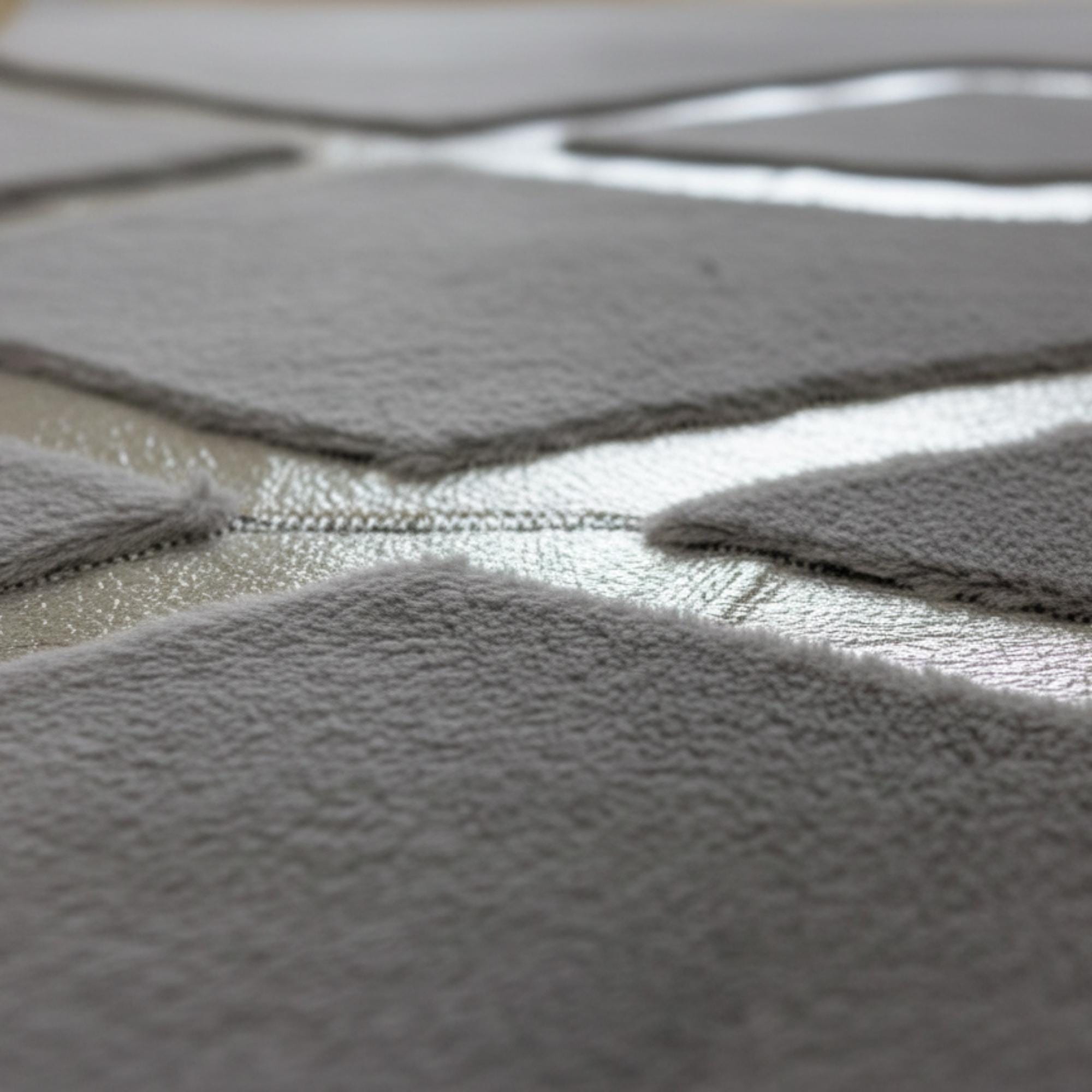 Gri Zeminli Silver Çizgi Desenli Peluş Halı – Yumuşak Dokulu, Modern ve Dekoratif Halı