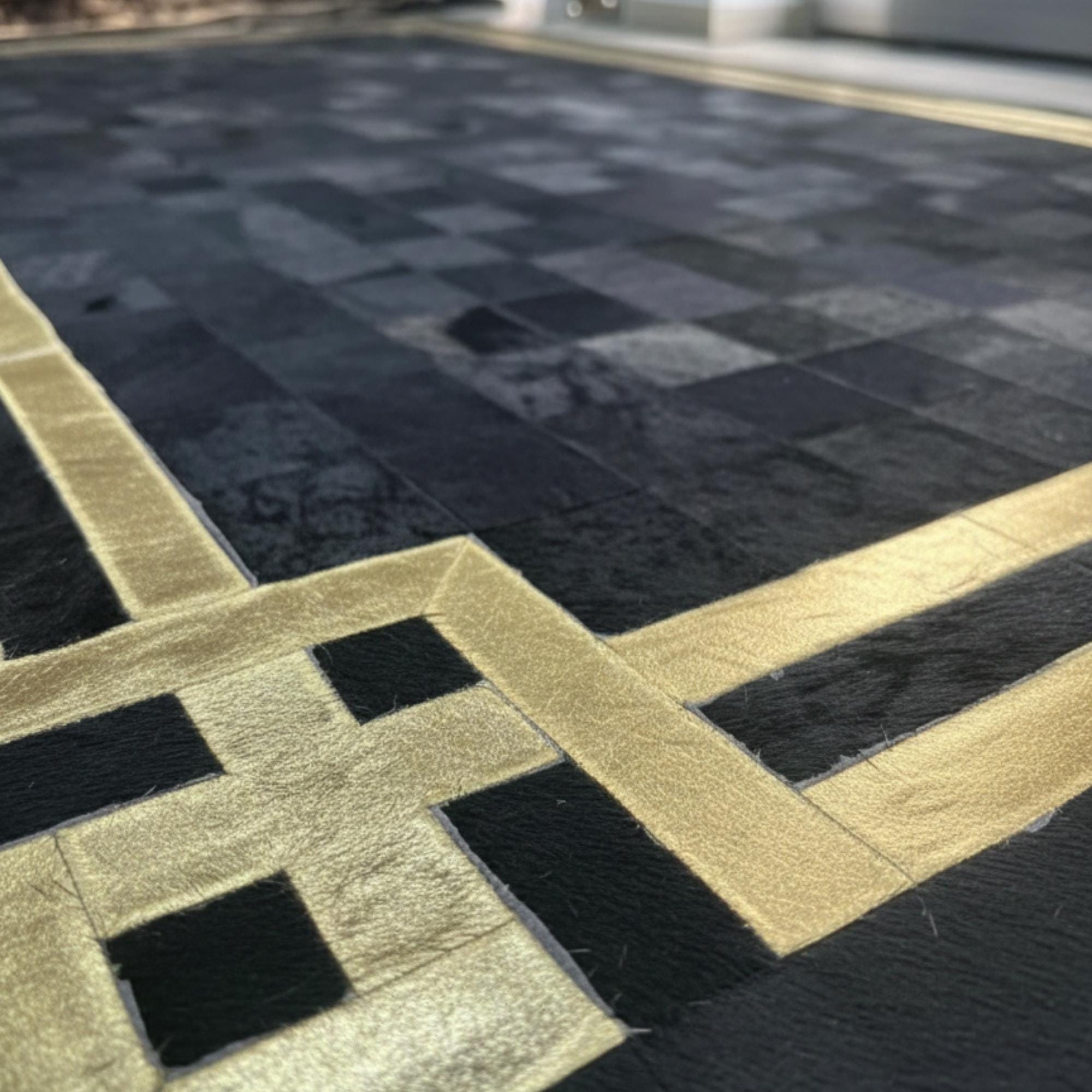 Siyah ve Altın Kenarlı Dana Derisi Patchwork Halı – El Yapımı Doğal Deri Dekoratif Halı