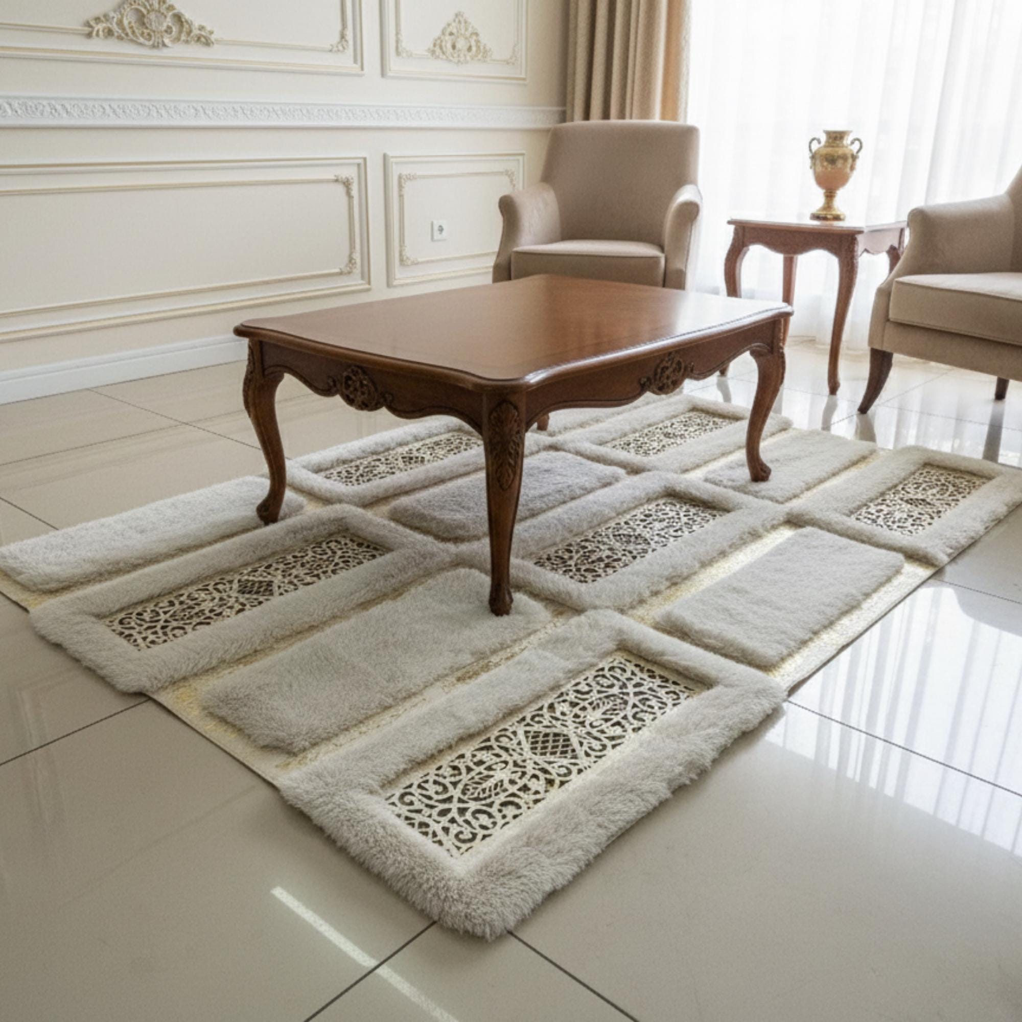 Beyaz Zeminli Dikdörtgen Altın Desenli Peluş Halı – Yumuşak Dokulu