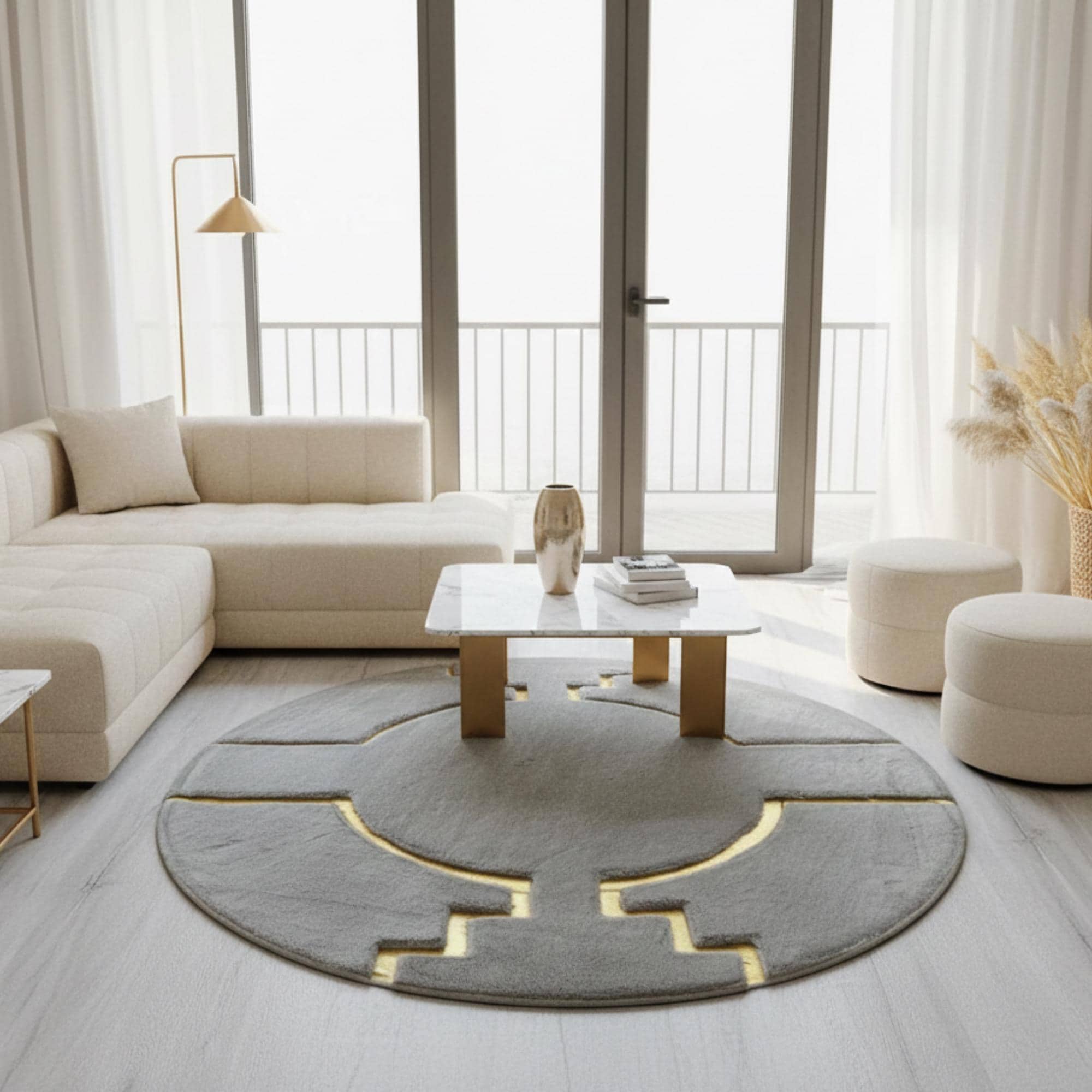 Gri Zeminli Altın Çizgi Detaylı Peluş Halı – Yumuşak Dokulu, Modern