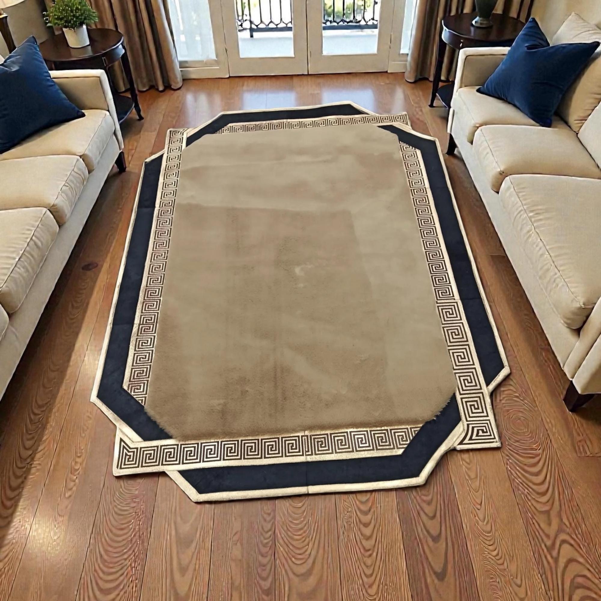 Krem Zeminli Siyah Koyu Bordürlü Çokgen Formlu Peluş Halı