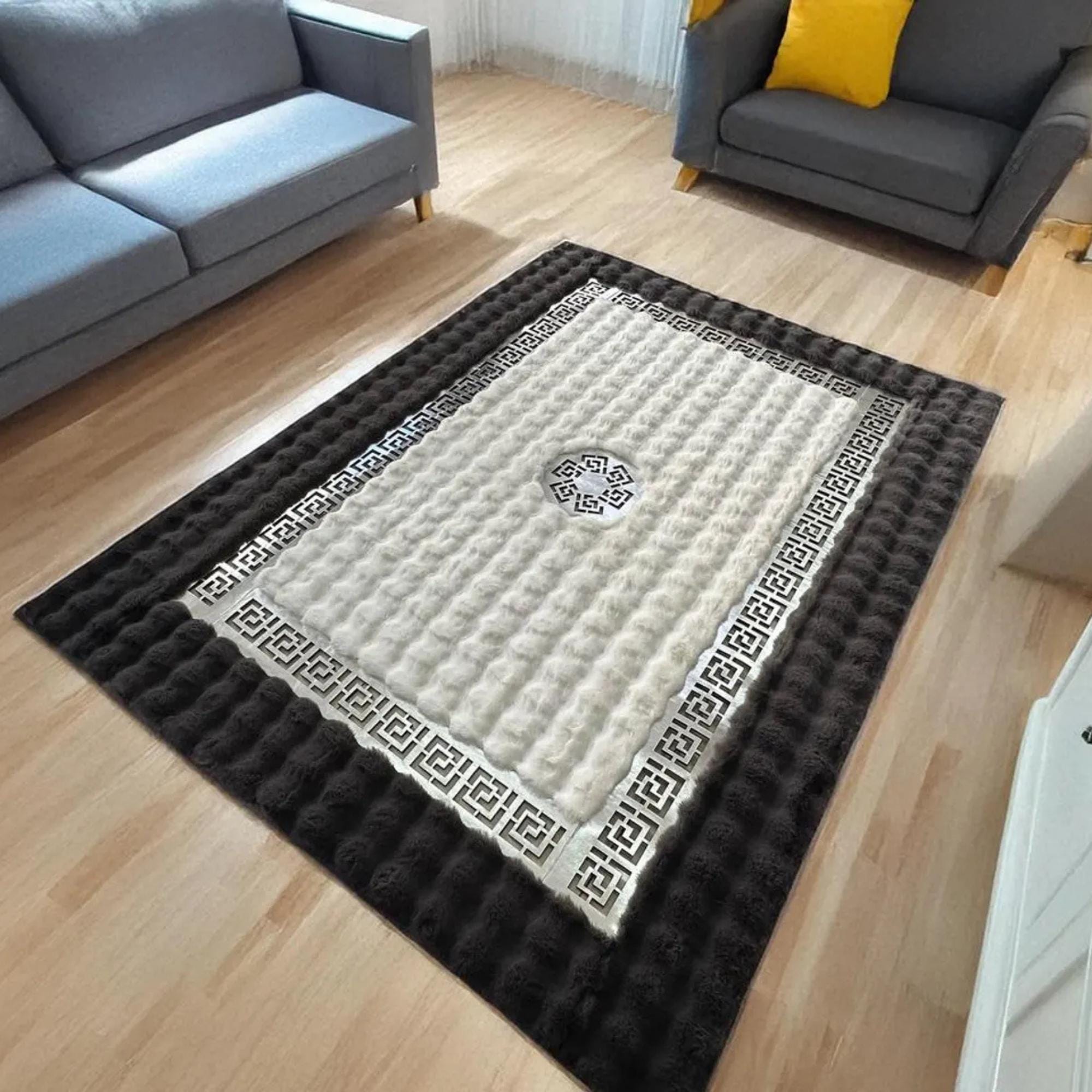 Siyah Çerçeveli Beyaz Merkezli Geometrik Desenli Peluş Halı
