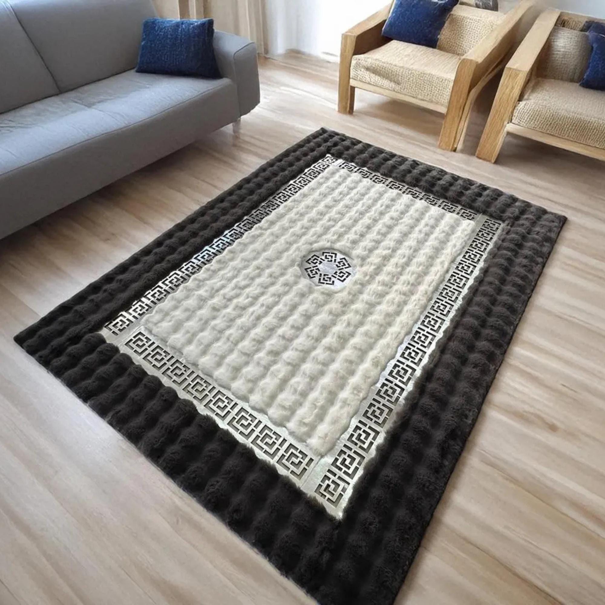 Siyah Çerçeveli Beyaz Merkezli Geometrik Desenli Peluş Halı