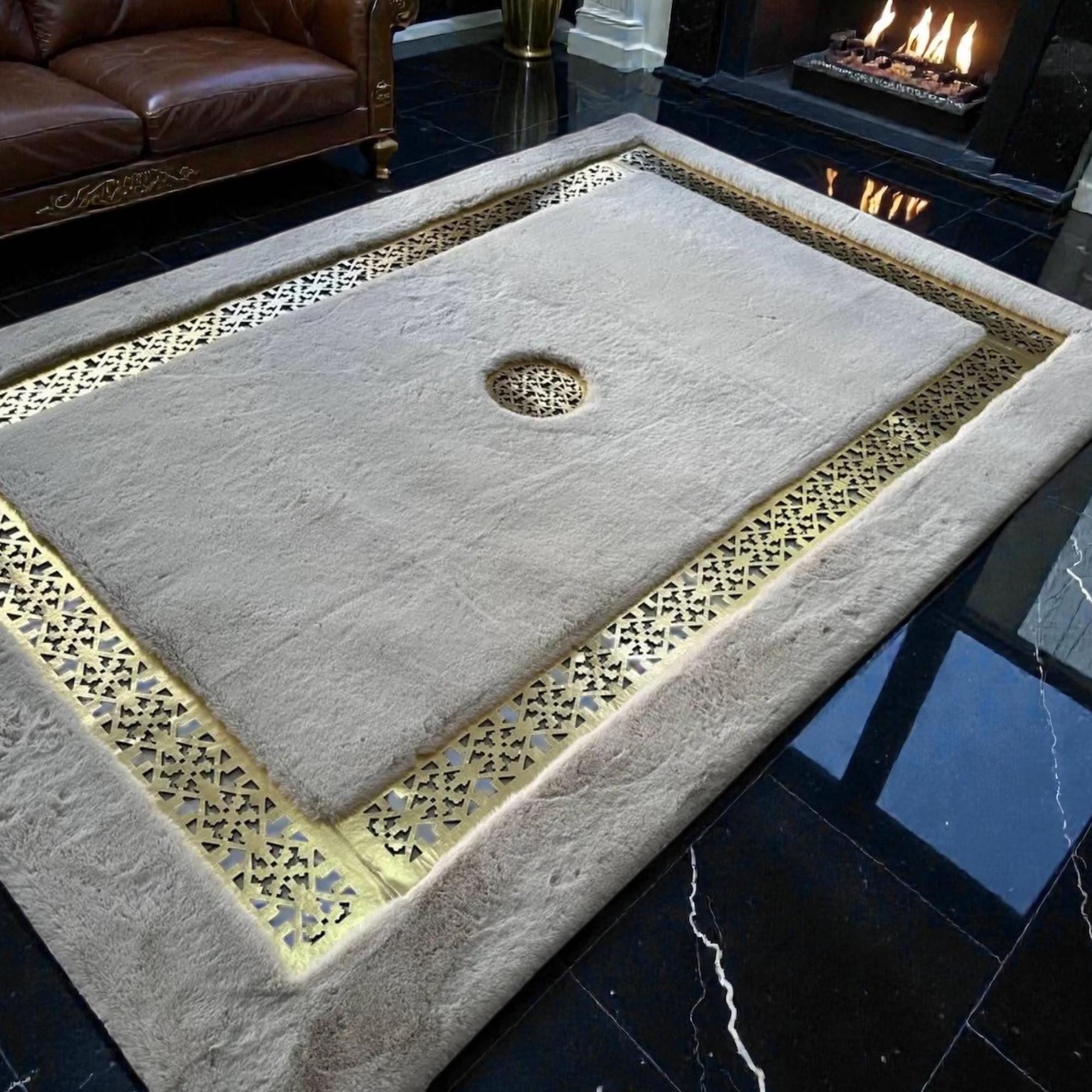 Bej Zeminli Merkez Altın Motifli Geniş Bordürlü Peluş Halı