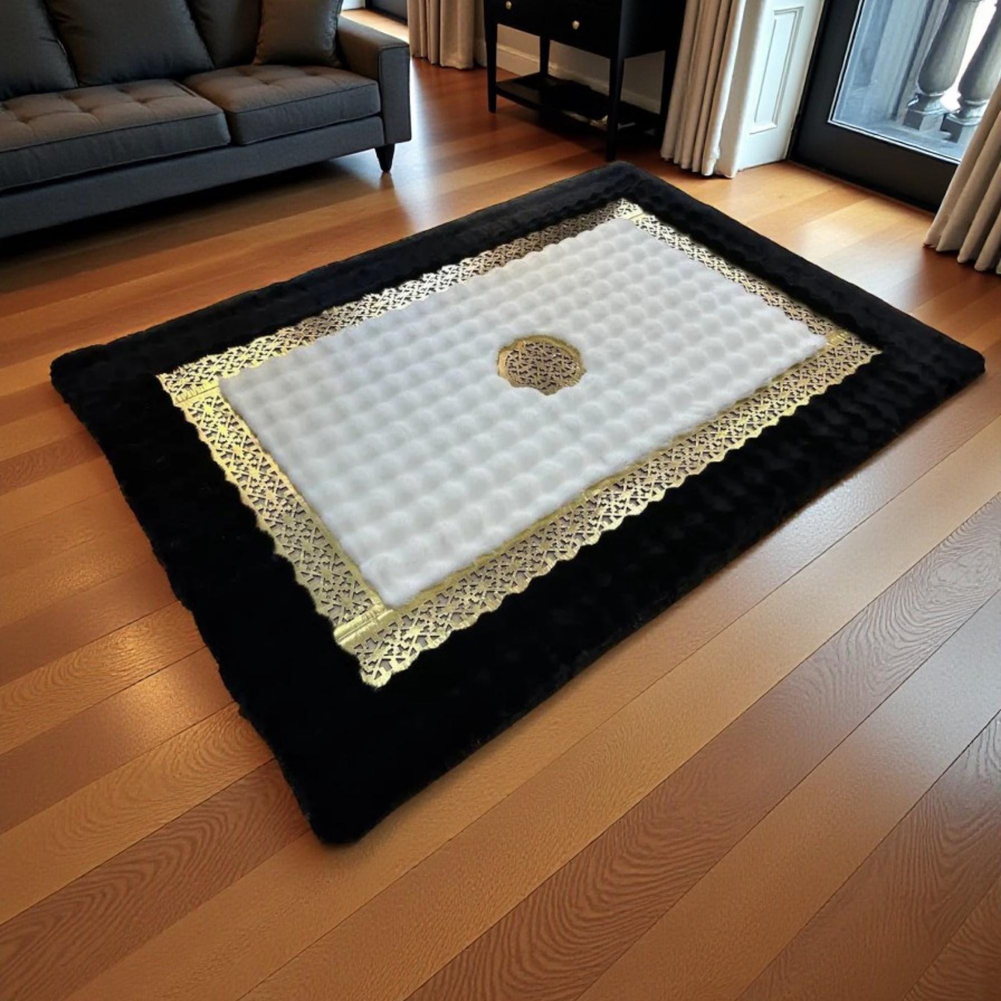 Siyah Zeminli Beyaz Merkezli Altın Motif Bordürlü Peluş Halı