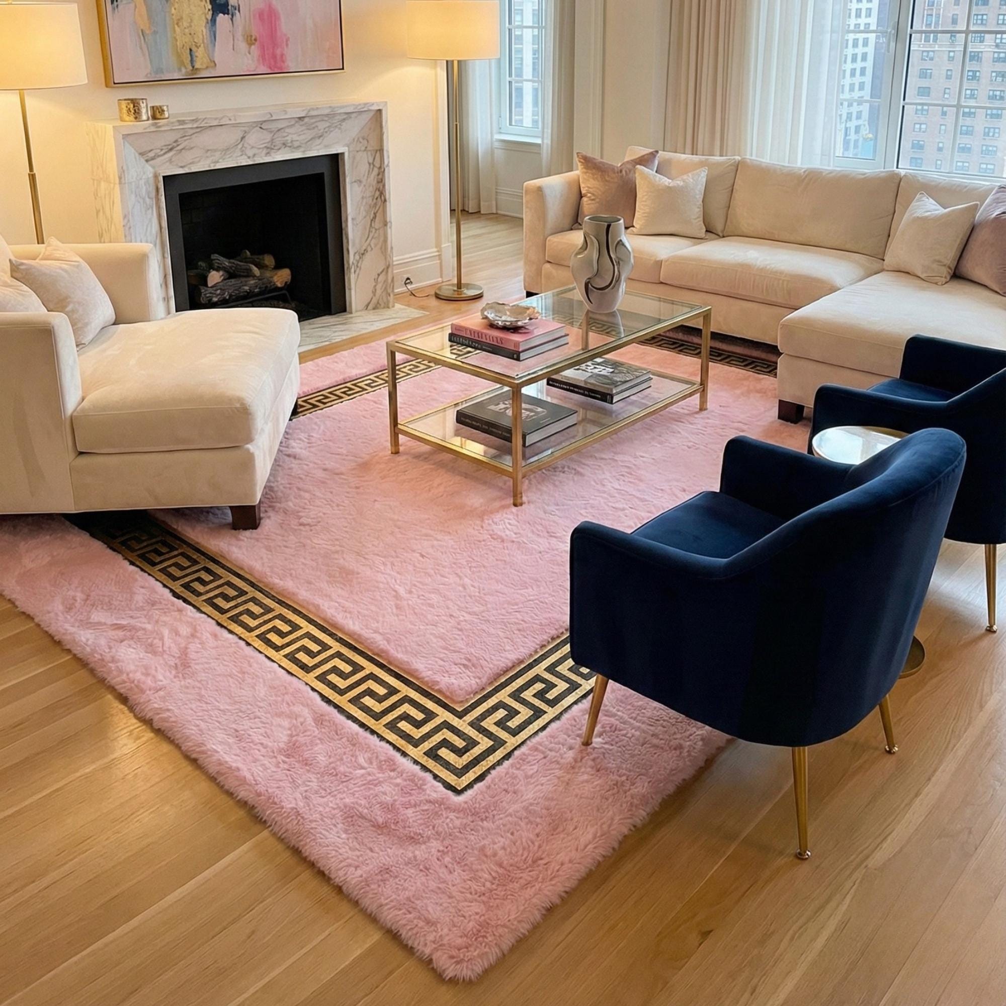 Pembe Zeminli Altın Bordürlü Peluş Halı – Yumuşak Dokulu, Şık ve Dekoratif Halı