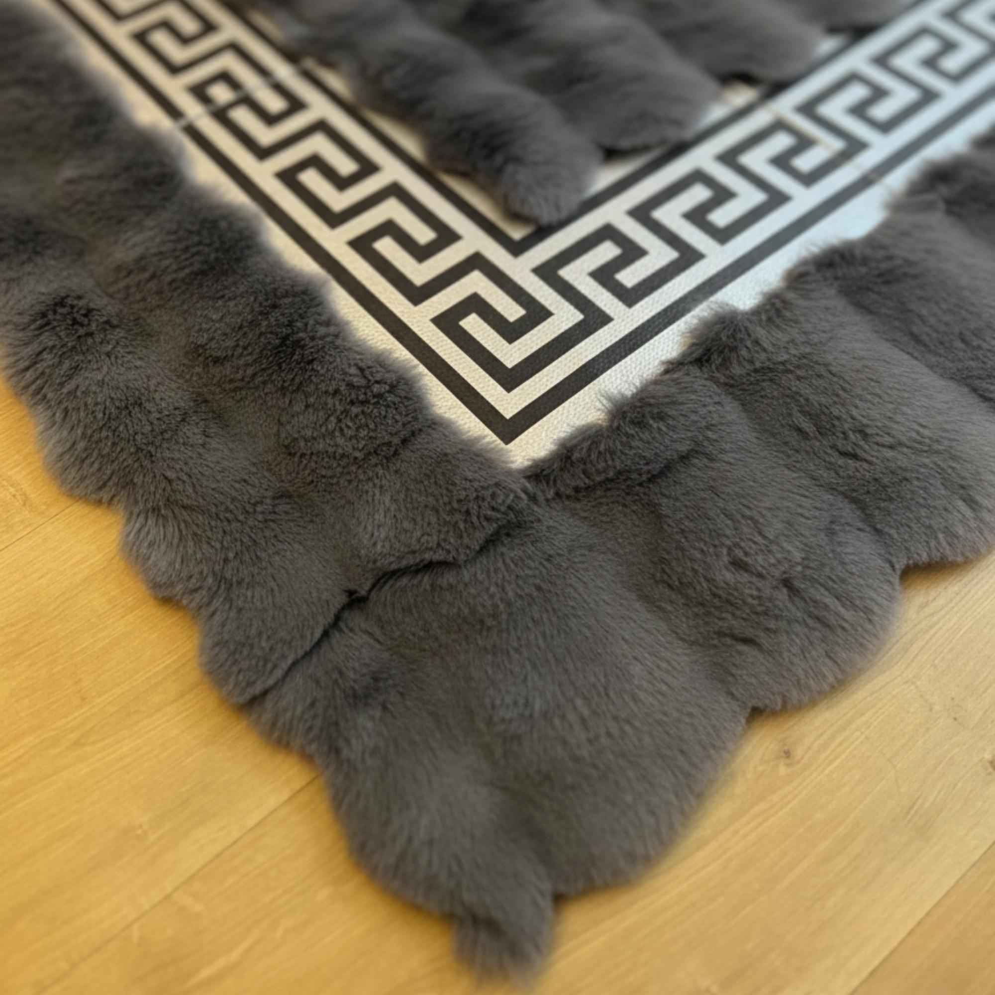 Füme Gri Zeminli Silver Çerçeveli Peluş Halı – Yumuşak Dokulu, Modern