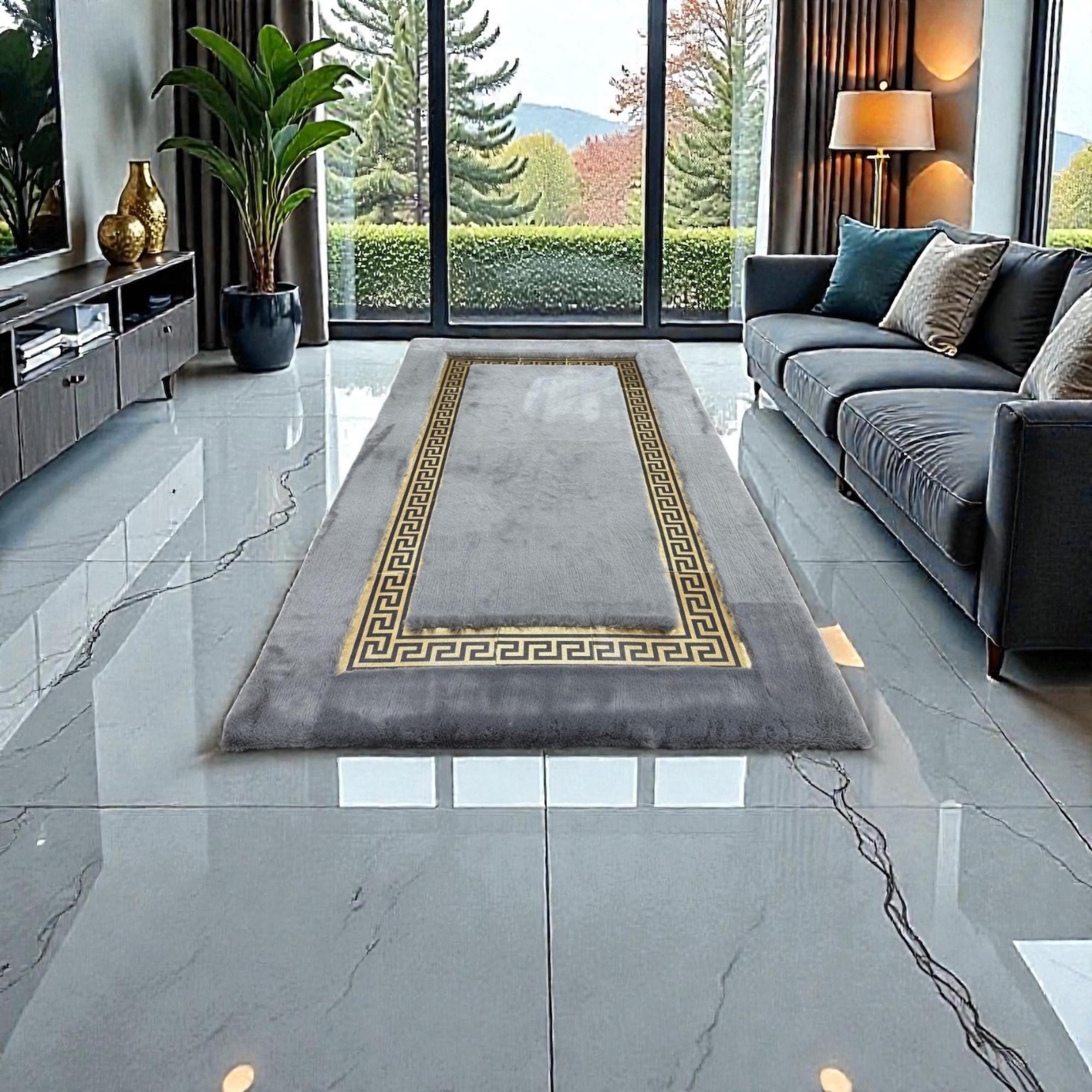 Gri Zeminli Altın Çerçeveli Peluş Halı – Yumuşak Dokulu, Şık ve Dekoratif Halı