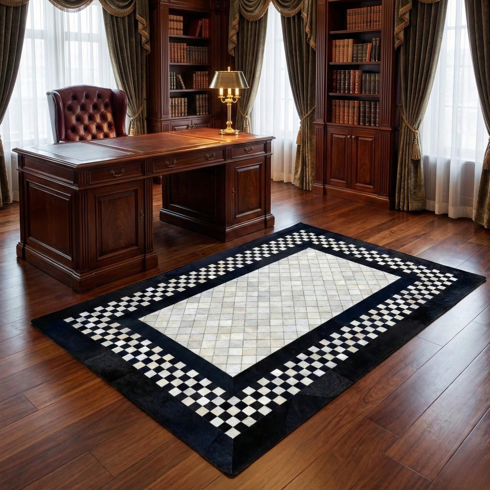 Siyah Beyaz Çerçeveli Dana Derisi Patchwork Halı – El Yapımı Doğal Deri Dekoratif Halı