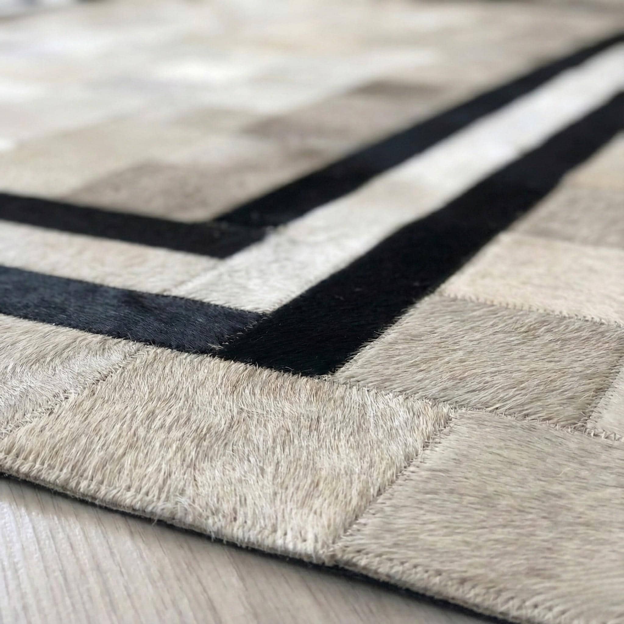 Gri ve Siyah Bordürlü Dana Derisi Patchwork Halı – El Yapımı Doğal Deri Dekoratif Halı