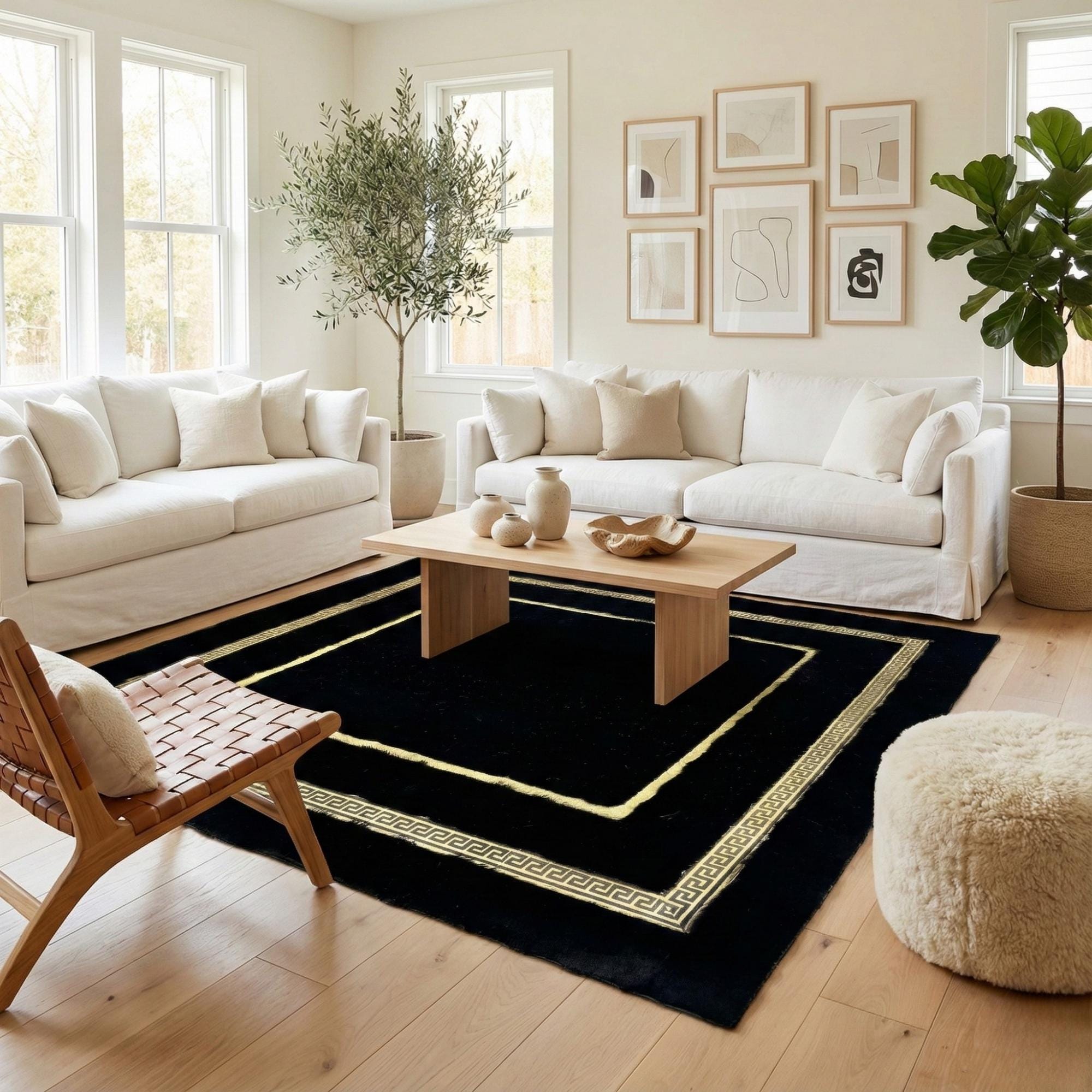 Siyah Zeminli Çift Katmanlı Altın Çerçeve Detaylı Peluş Halı