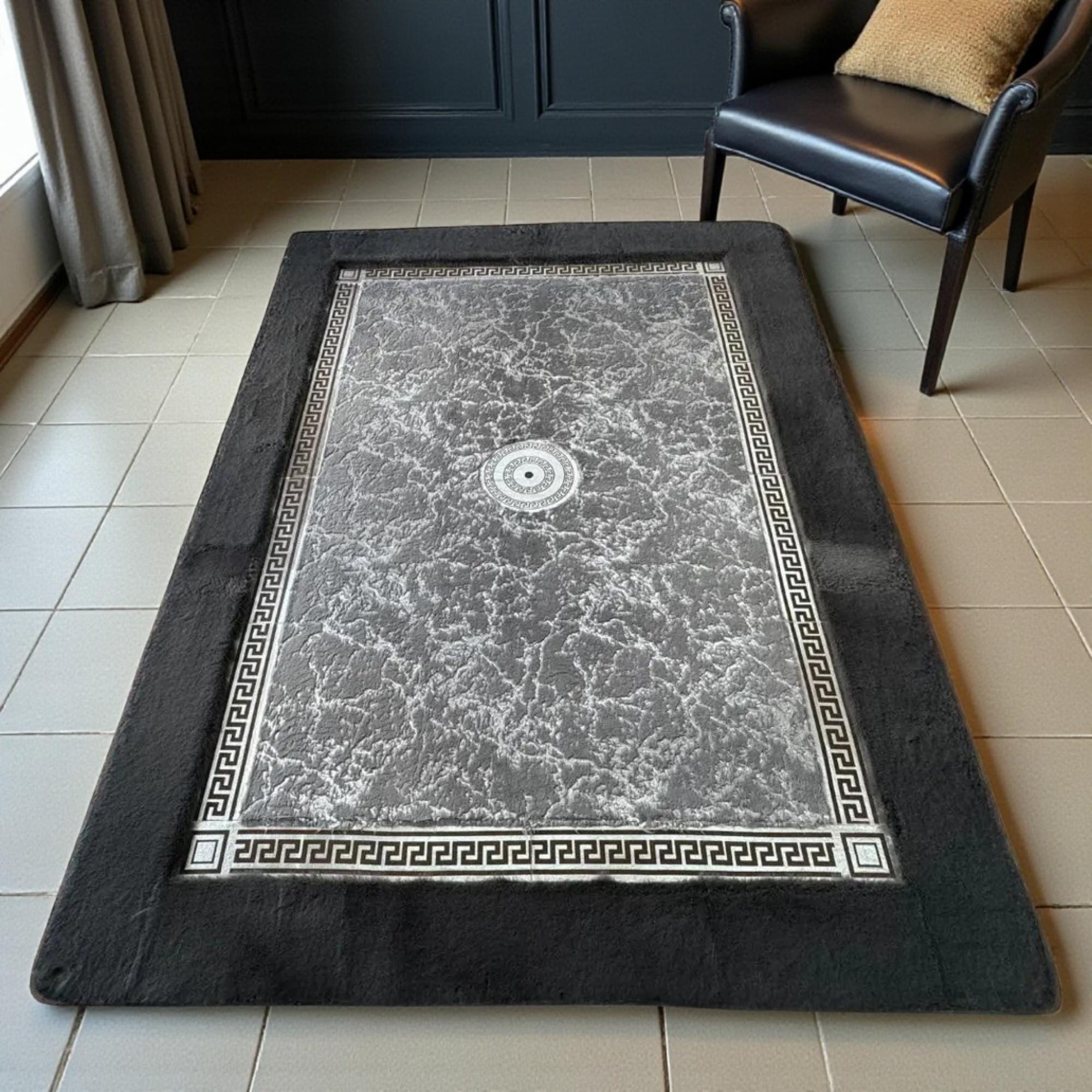 Siyah Çerçeveli Gri Mermer Efektli Altın Bordürlü Peluş Halı – Yumuşak Dokulu, Şık ve Dekoratif Halı