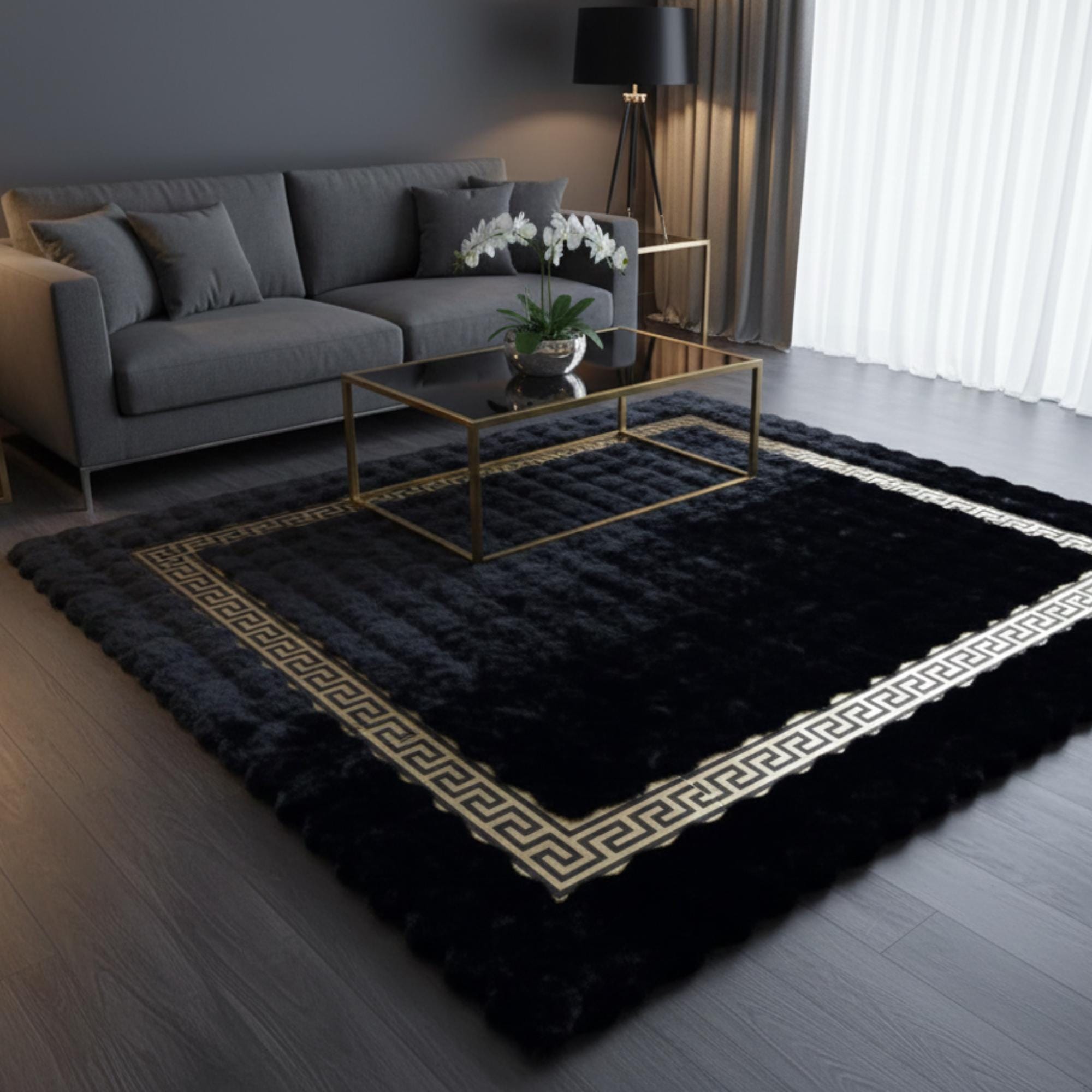 Siyah Zeminli Altın Çerçeveli Peluş Halı – Yumuşak Dokulu, Şık ve Dekoratif Halı